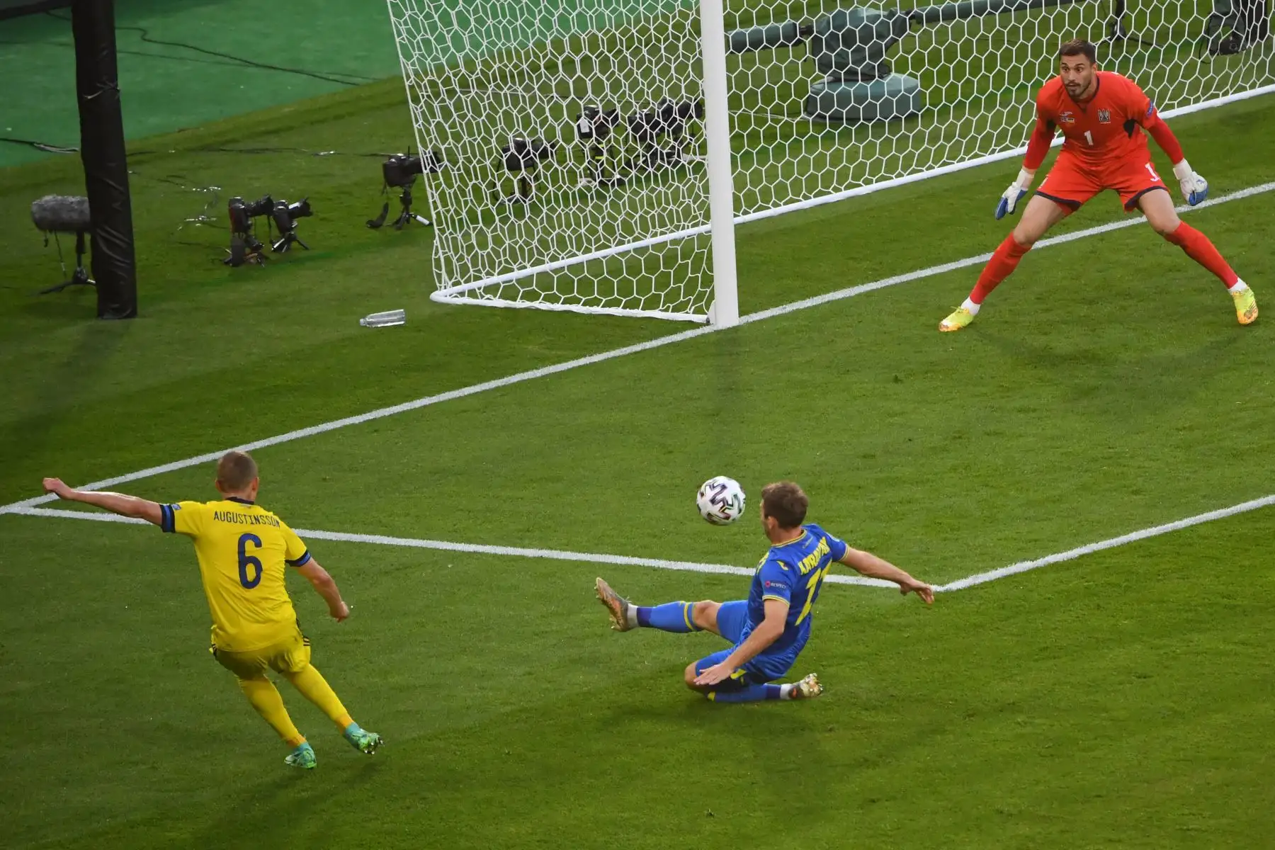 El defensor sueco Ludwig Augustinsson dispara y pierde una oportunidad de gol durante el partido de fútbol de octavos de final de la UEFA EURO 2020 entre Suecia y Ucrania.
Foto: AFP