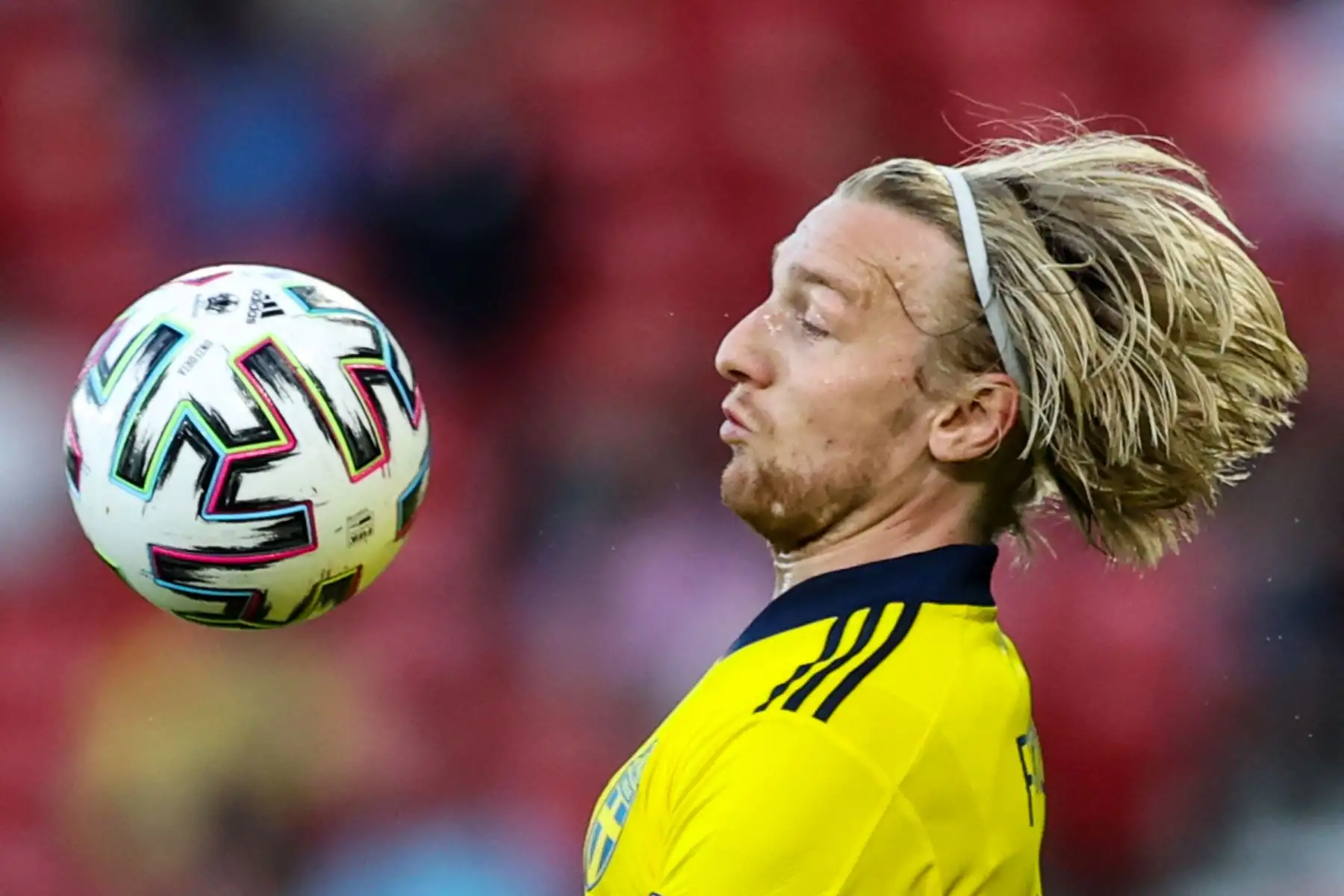El centrocampista sueco Emil Forsberg mira el balón durante el partido de fútbol de octavos de final de la UEFA EURO 2020 entre Suecia y Ucrania.
Foto: AFP
