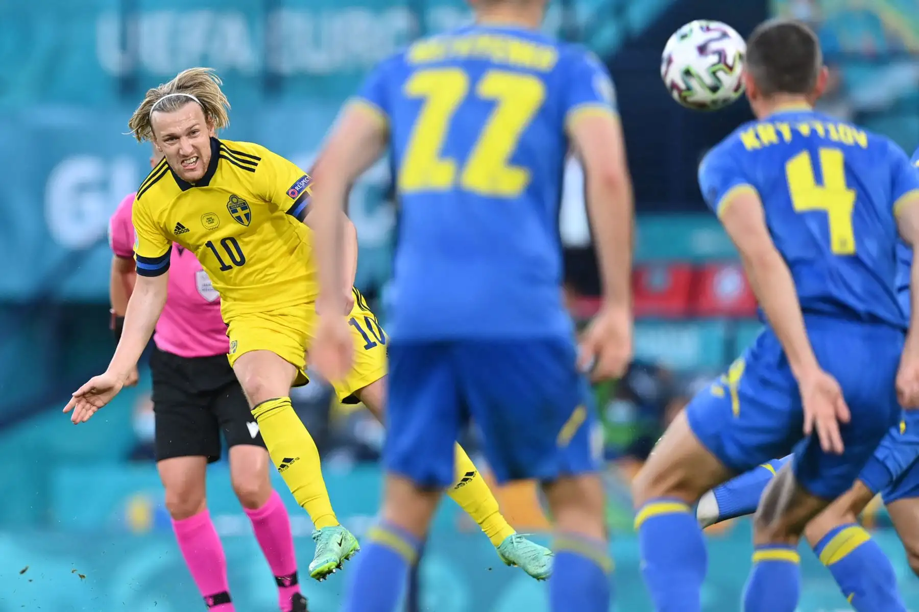 El mediocampista sueco Emil Forsberg dispara pero golpea el larguero durante el partido de fútbol de octavos de final de la UEFA EURO 2020 entre Suecia y Ucrania.
Foto: AFP