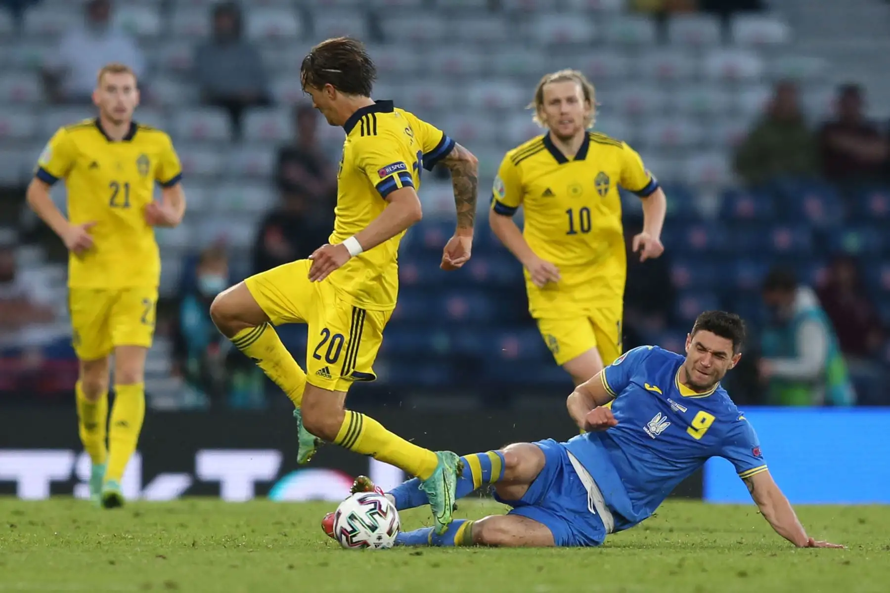 El centrocampista sueco Kristoffer Olsson es abordado por el delantero ucraniano Roman Yaremchuk durante el partido de fútbol de octavos de final de la UEFA EURO 2020 entre Suecia y Ucrania.
Foto: AFP