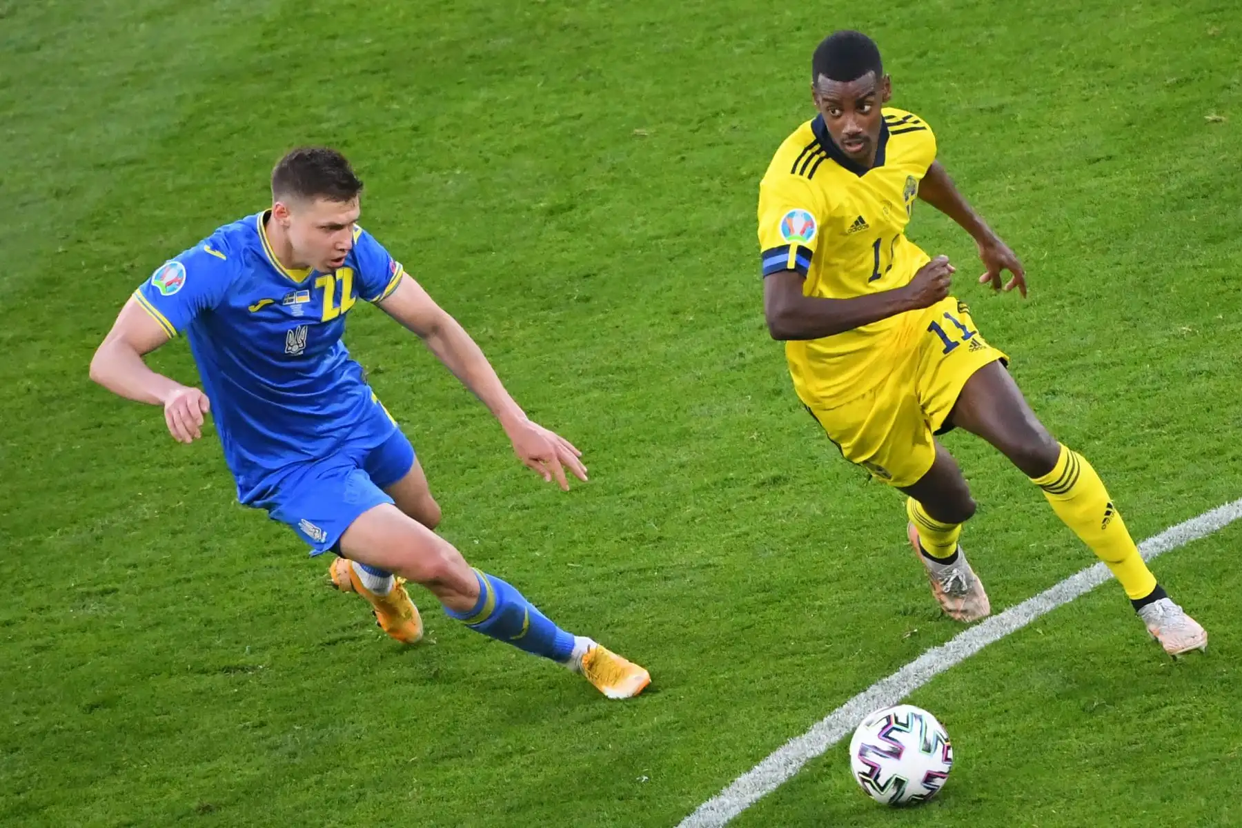 El defensor de Ucrania Mykola Matviyenko lucha por el balón con el delantero de Suecia Alexander Isak durante el partido de fútbol de octavos de final de la UEFA EURO 2020 entre Suecia y Ucrania.
Foto: AFP