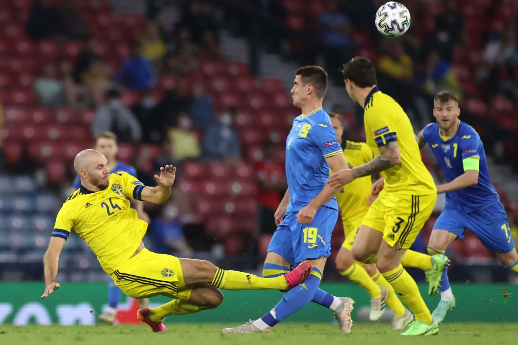 El defensa sueco Marcus Danielsson  comete una falta al delantero ucraniano Artem Besedin para ganar una tarjeta roja y ser expulsado durante el partido de fútbol de octavos de final de la UEFA EURO 2020 entre Suecia y Ucrania.
Foto: AFP