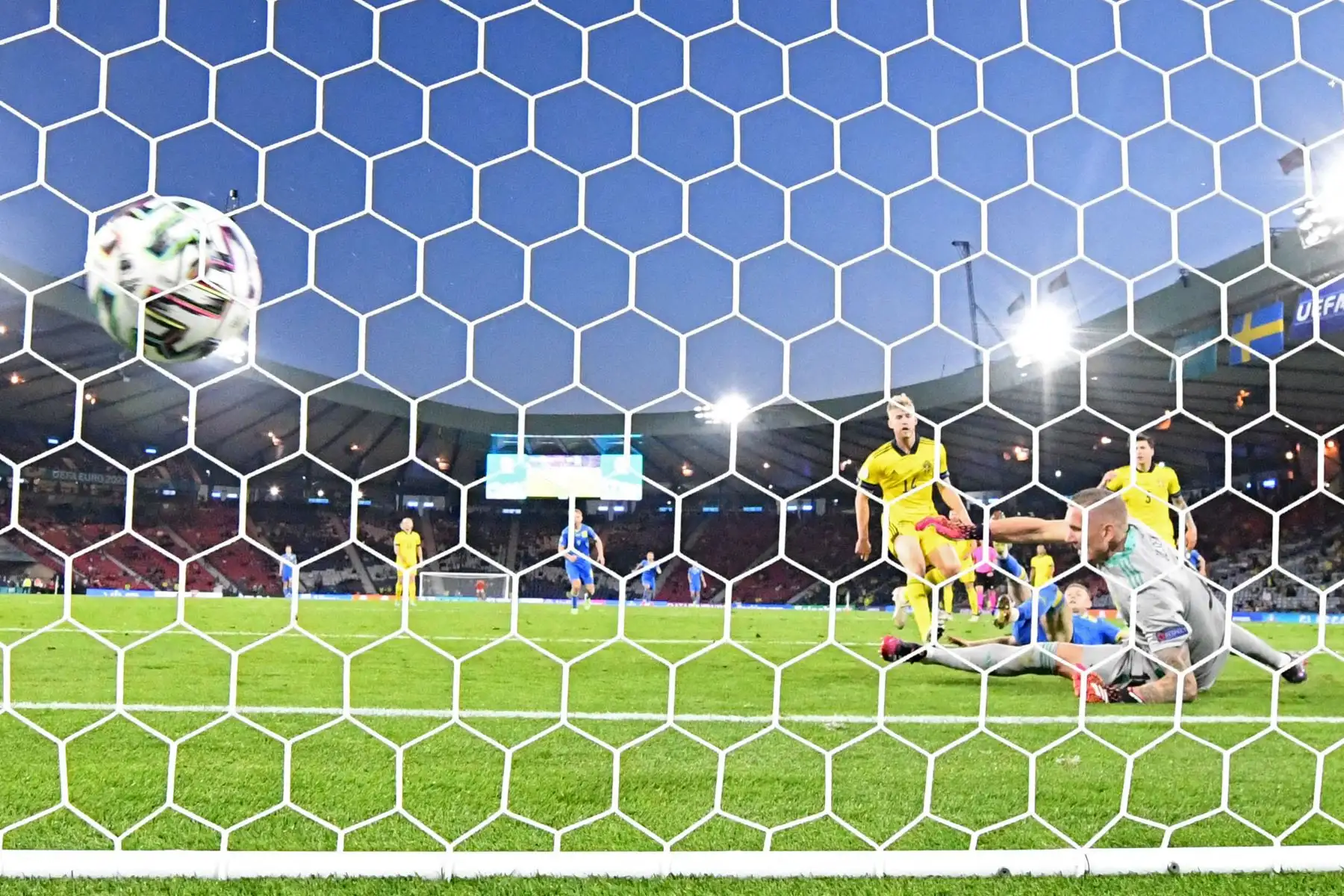 El ucraniano Artem Dovbyk anota su segundo gol durante el partido de fútbol de octavos de final de la UEFA EURO 2020 entre Suecia y Ucrania.
Foto: AFP