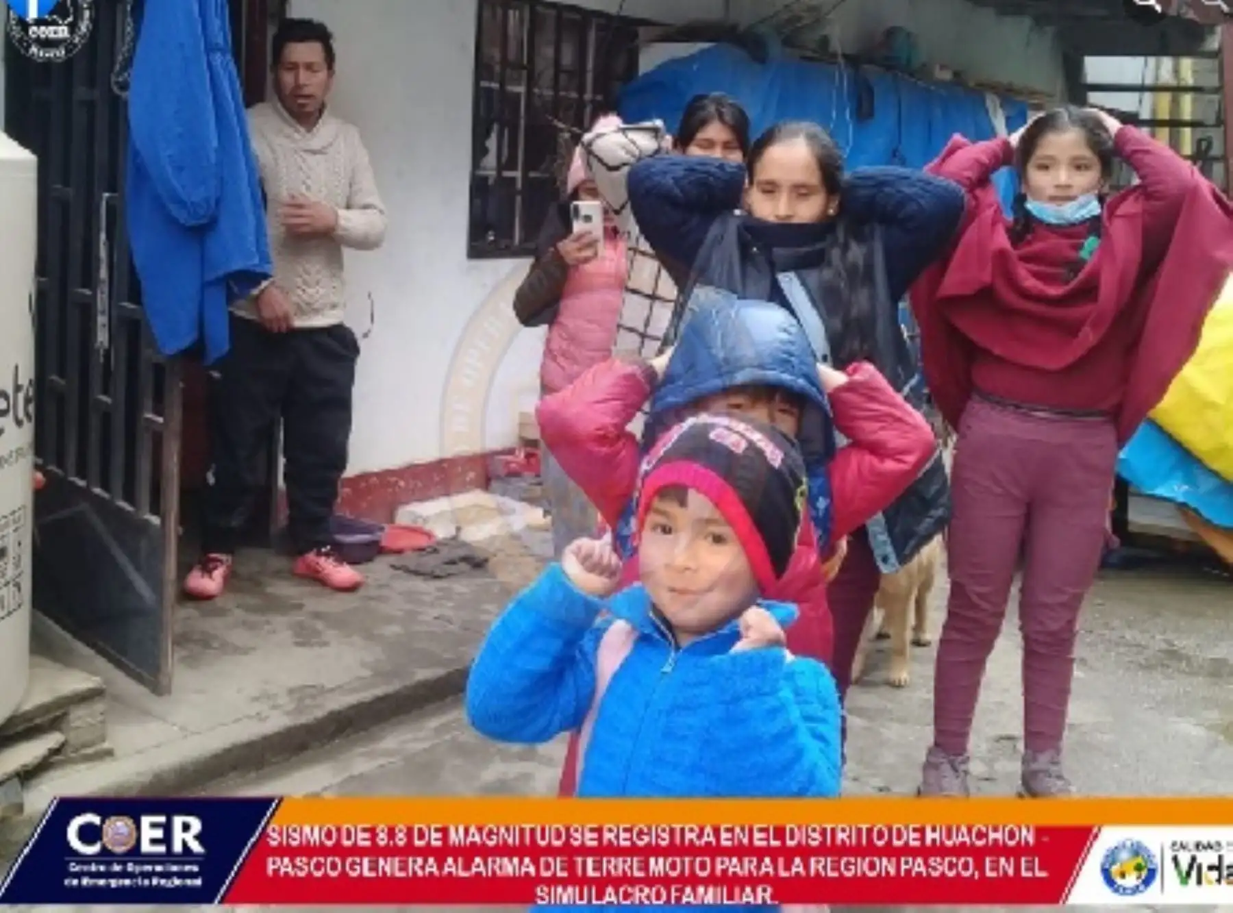 Ahora que afrontamos una crisis por la pandemia de la covi-19, este ensayo se realizó, a las 10.00 horas, dentro de las viviendas, por lo que las familias tenían que buscar las zonas seguras ante un posible movimiento telúrico.