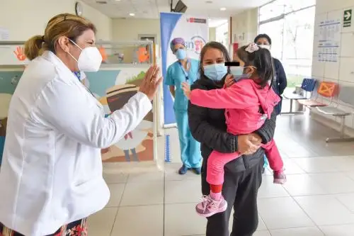 La pequeña Kim se recupera tras una cirugía de reconstrucción de esófago. ANDINA/Difusión