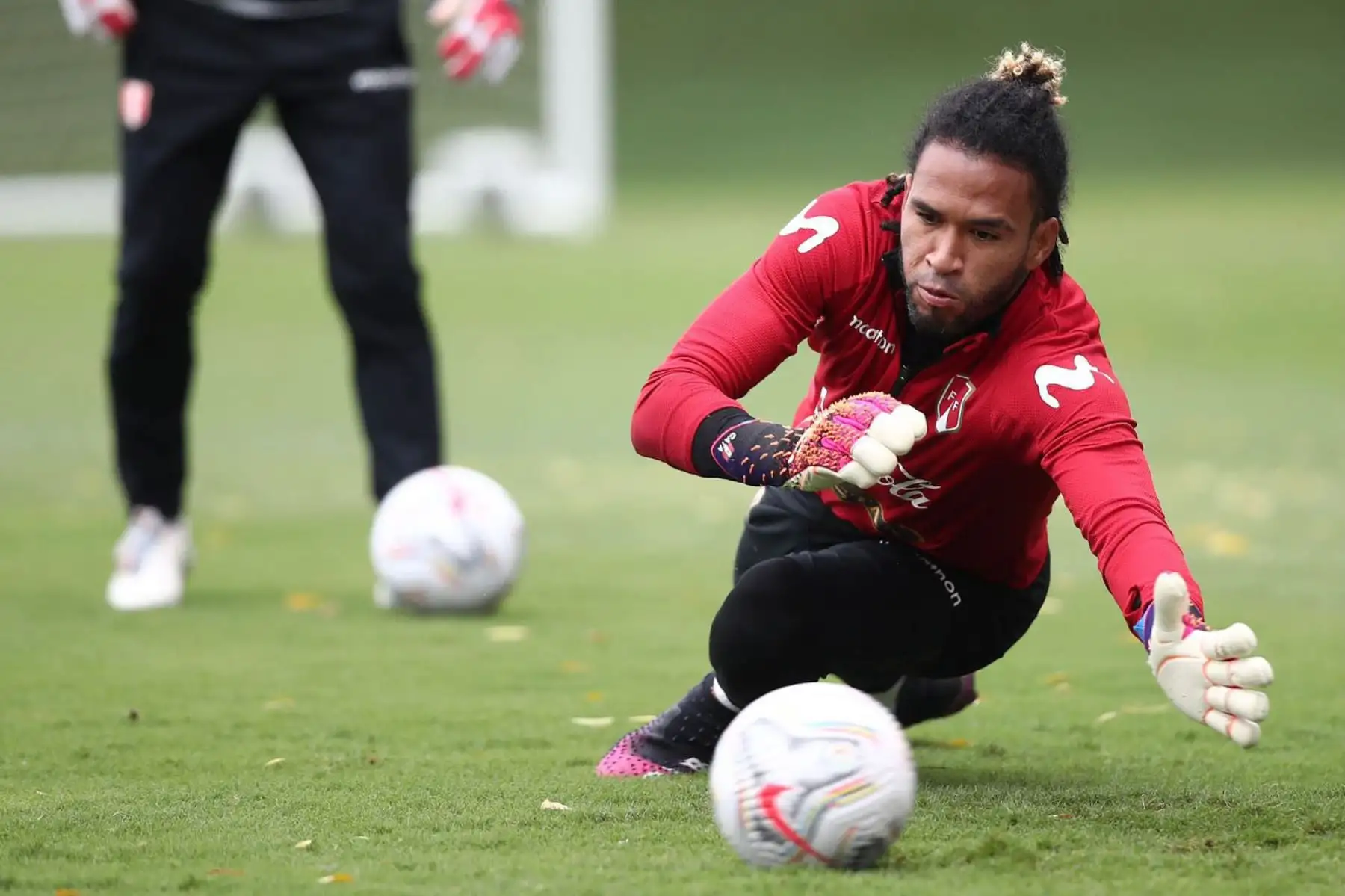 Selección Peruana cumplió su primer entrenamiento en Goiania con miras al duelo por cuartos de final ante la Selección de Paraguay.
En la imagen Pedro Gallese.
Foto: Selección Peruana