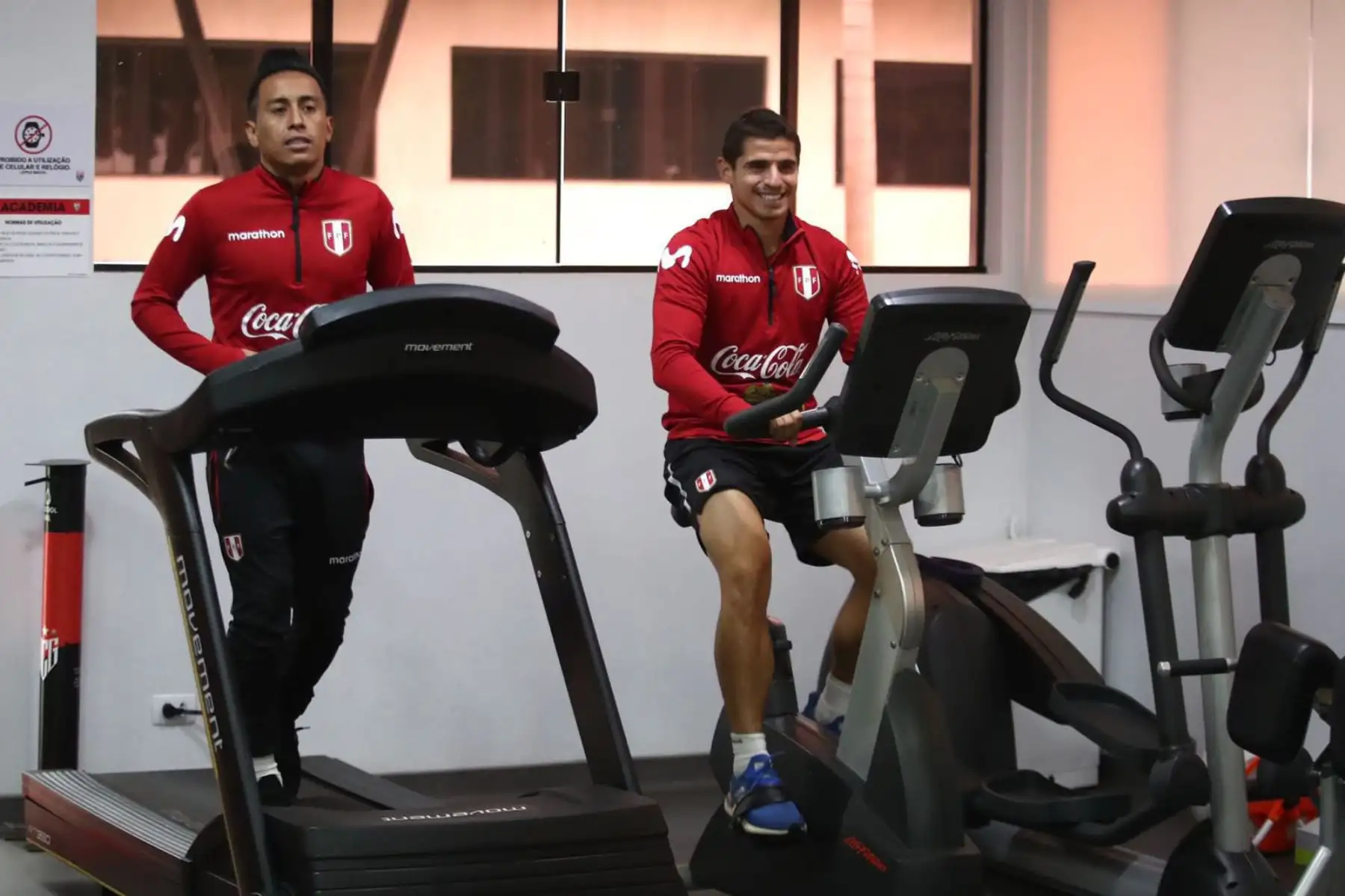 Selección Peruana cumplió su primer entrenamiento en Goiania con miras al duelo por cuartos de final ante la Selección de Paraguay.
En la imagen Cristian Cueva y Aldo Corzo
Foto: Selección Peruana