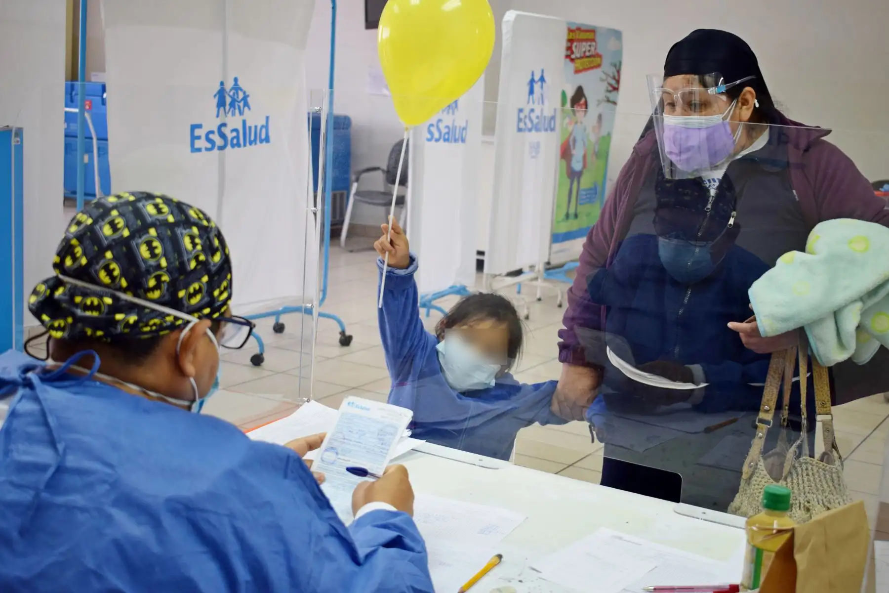 EsSalud reinició atenciones primarias en el Policlínico San Luis.
Niños de 0 a 5 años se benefician de vacunas para 26 enfermedades principalmente influenza y hepatitis B, control de anemia y medicinas,etc.
Foto: EsSalud