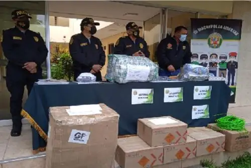 Además, se decomisaron ,300 fulminantes y 220 metros de mecha lenta.