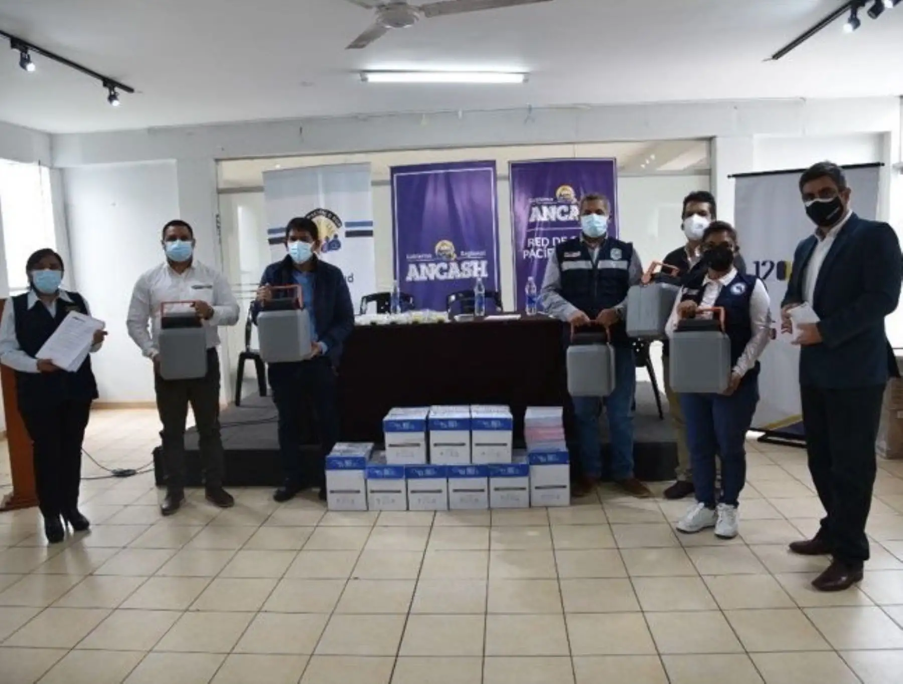Donan equipos e implementos para potenciar el proceso de vacunación en la ciudad de Chimbote, región Áncash.