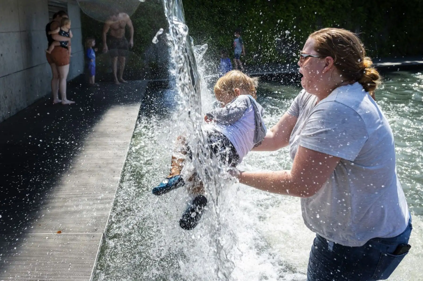 Decenas de personas fallecieron repentinamente en los últimos días en el área de Vancouver, muertes que probablemente tienen relación con la ola de calor que azota el oeste de Canadá y que llevó los termómetros este martes hasta un récord de 49,5 °C, según autoridades. El noroeste de Estados Unidos también viene siendo afectada. Foto: AFP