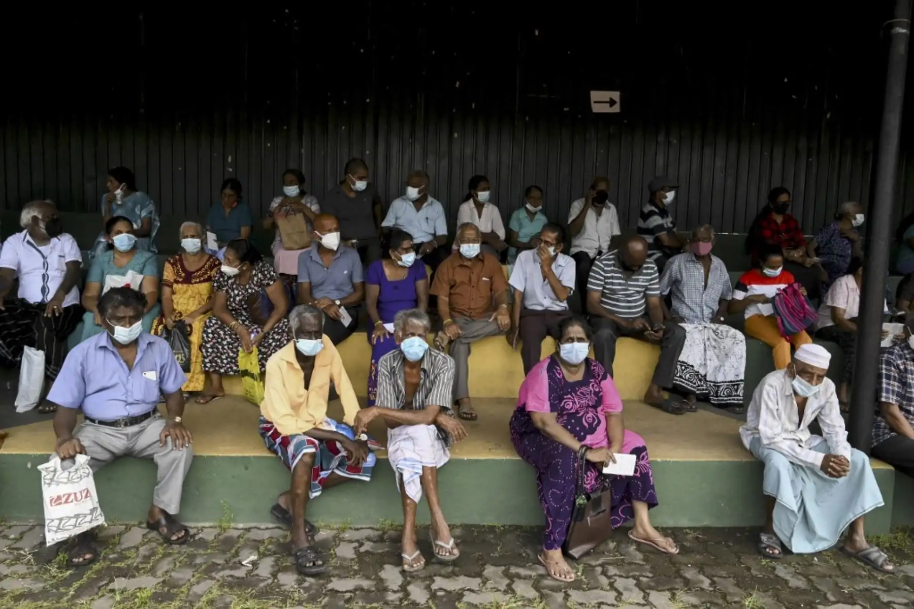 Personas mayores hacen cola antes de ser inoculados con una vacuna contra el coronavirus Covid-19 en un centro de vacunación en Colombo. Foto: AFP