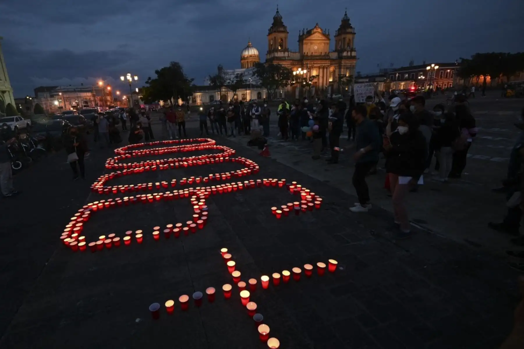 Vista de velas durante un homenaje en honor a las más de 9000 personas que fallecieron por covid-19 en el país, en la Ciudad de Guatemala. Foto: AFP