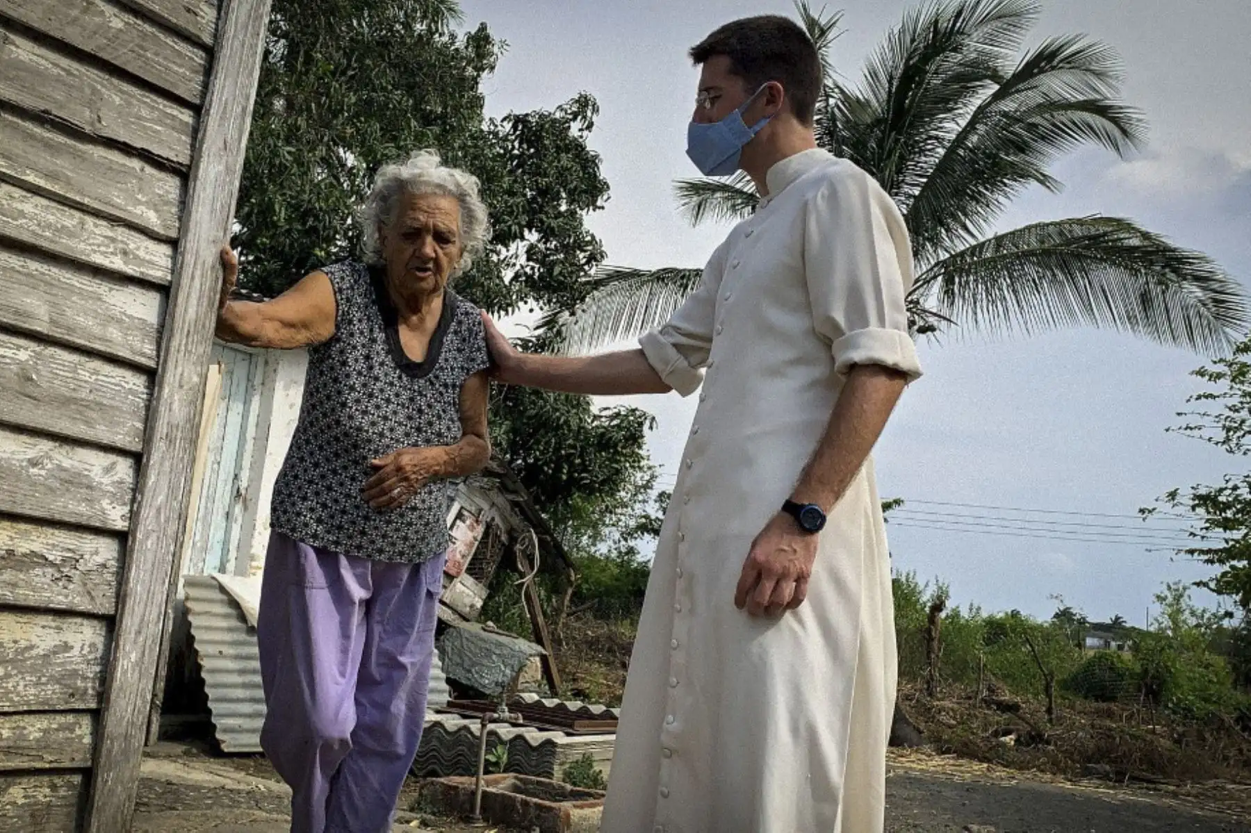 El sacerdote francés Gregoire de Lambilly visita a una anciana campesina pobre en la aldea de Placetas, provincia de Santa Clara, Cuba. Foto: AFP