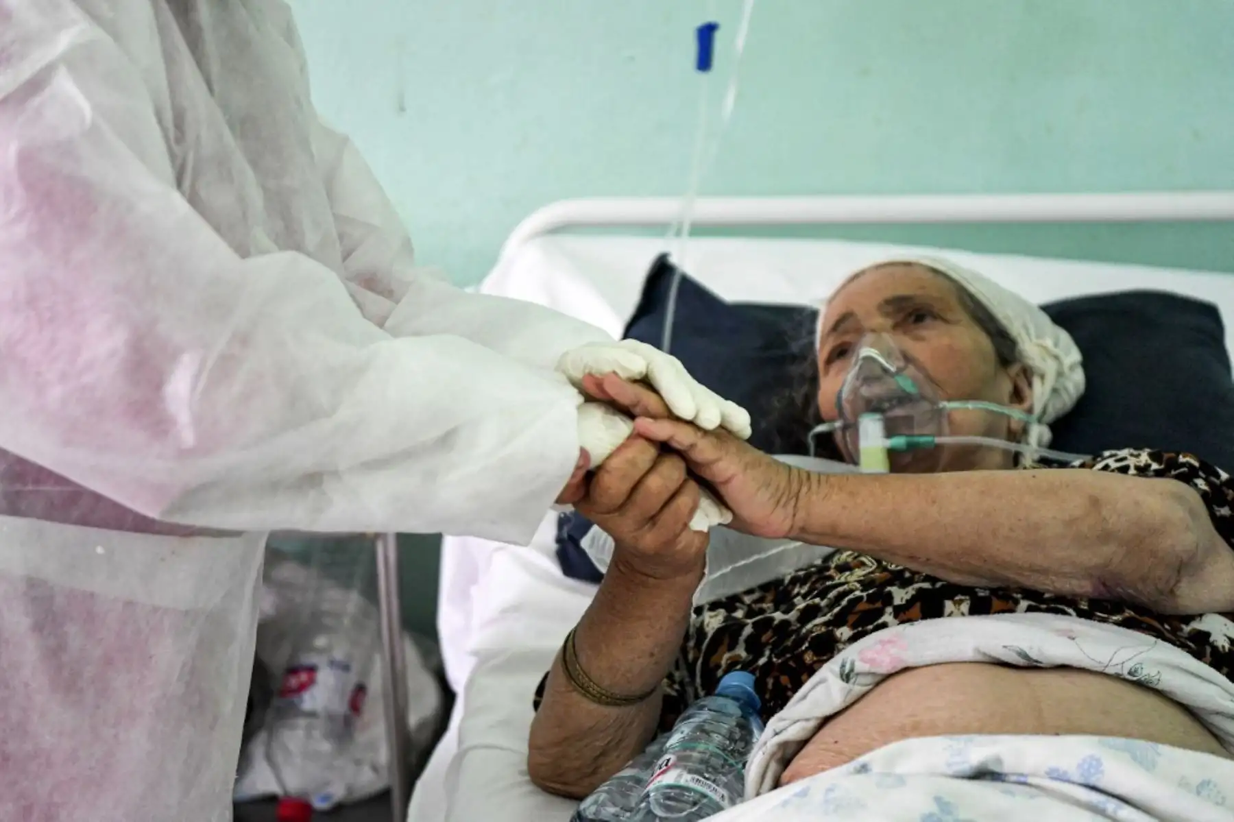 Una mujer tunecina que recibe tratamiento después de ser infectada por el covid-19, agradece a un médico en una unidad de cuidados intensivos (UCI) en un hospital en la ciudad noroccidental de Beja. Foto: AFP