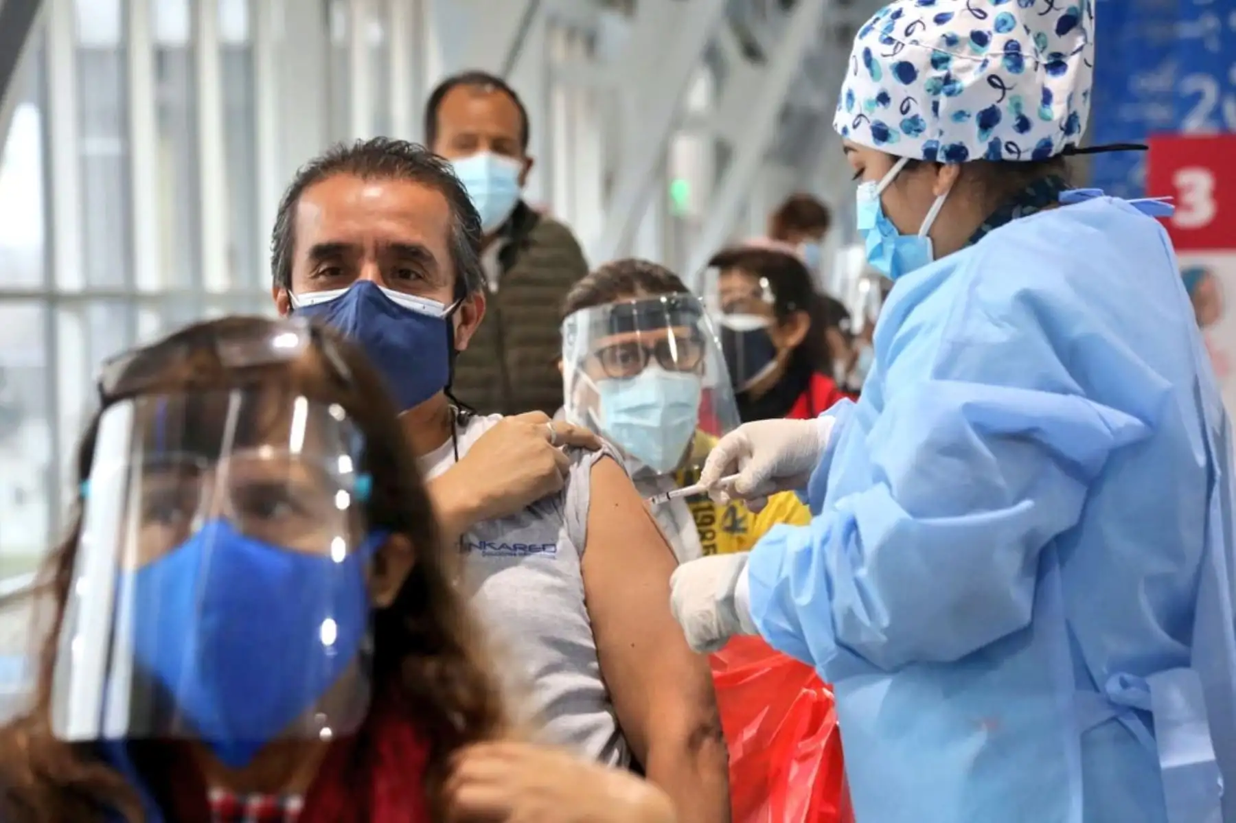 El ministerio de Salud continúa vacunación contra la covid-19 a mayores de 50 años, en el Campo de Marte. Foto: ANDINA/Minsa