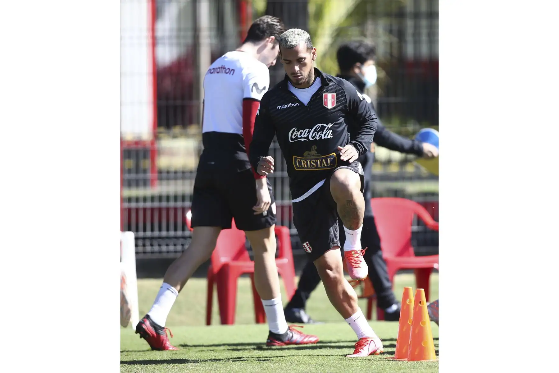 Miguel Trauco de la Selección peruana trabajó por segundo día consecutivo para enfrentar este viernes a Paraguay por los cuartos de final de la Copa América. Foto: FPF
