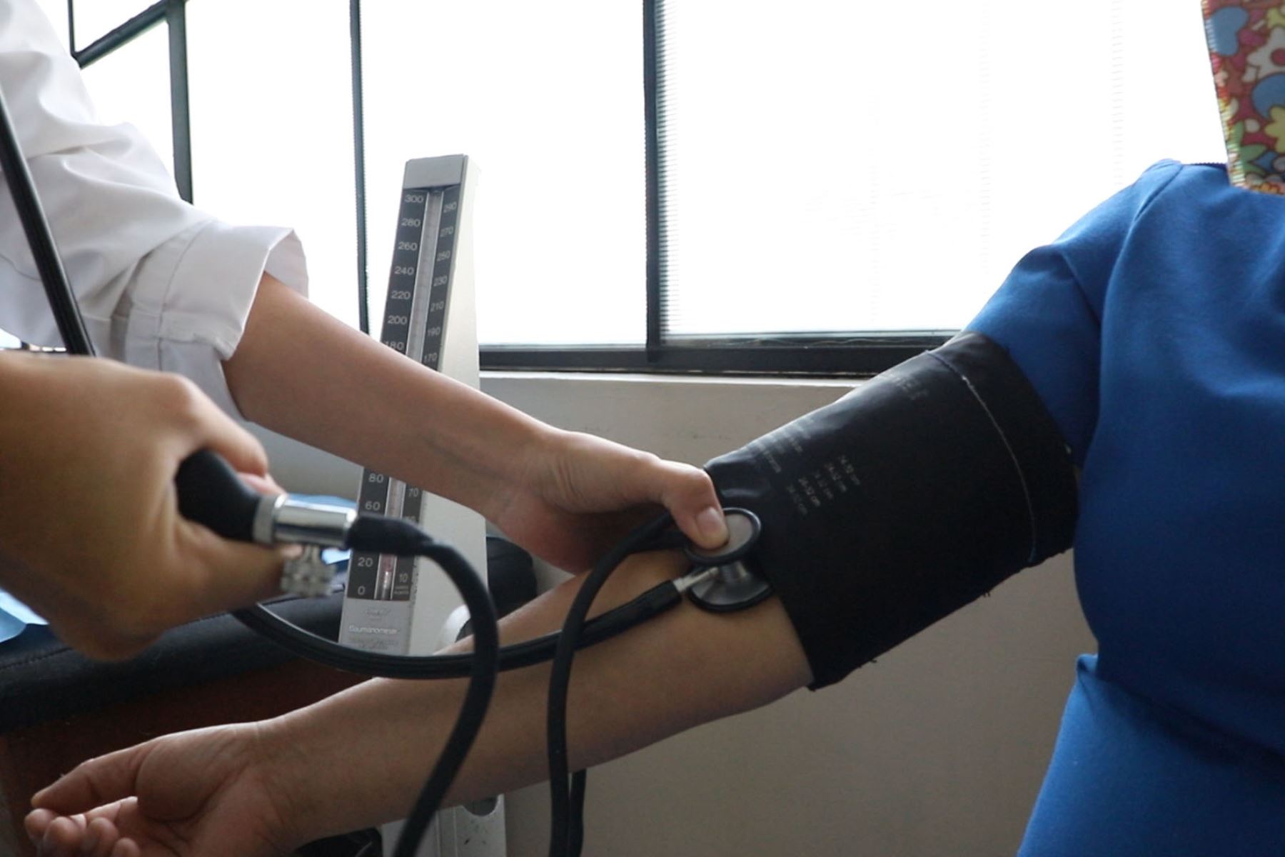 Personas con hipertensión deben controlar su presión arterial. Foto: EsSalud.