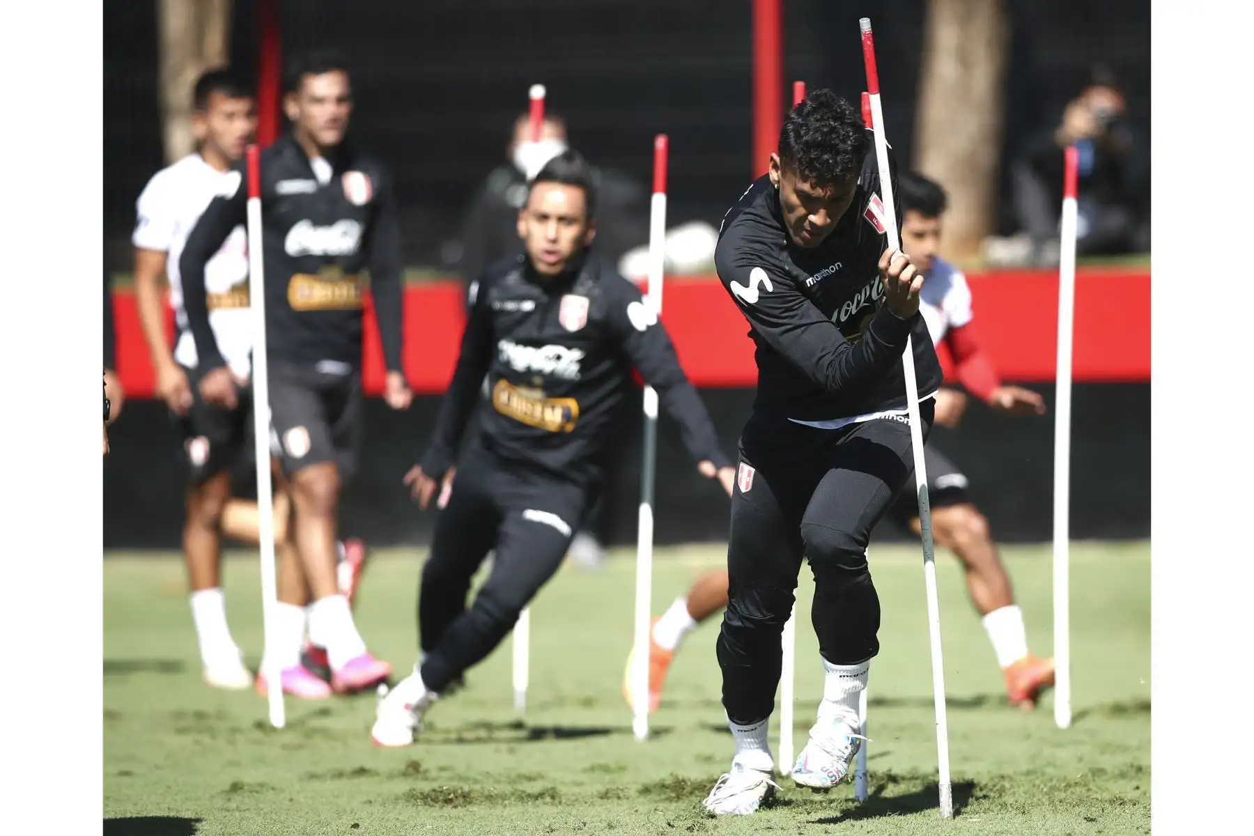 Renato Tapia de la Selección peruana trabajó por segundo día consecutivo para enfrentar este viernes a Paraguay por los cuartos de final de la Copa América. Foto: FPF