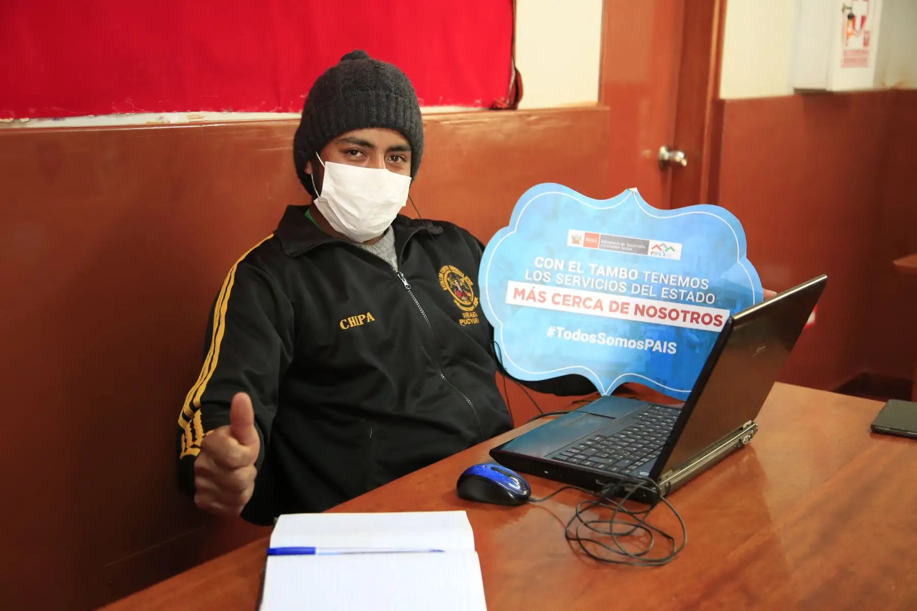 En la provincia cusqueña de Calca, él y otros estudiantes pueden ingresar a sus cursos desde el Tambo Pampallacta, espacio seguro gestionado por el Programa Nacional PAIS, del Ministerio de Desarrollo e Inclusión Social (Midis), para continuar con sus estudios. Foto: ANDINA/Midis