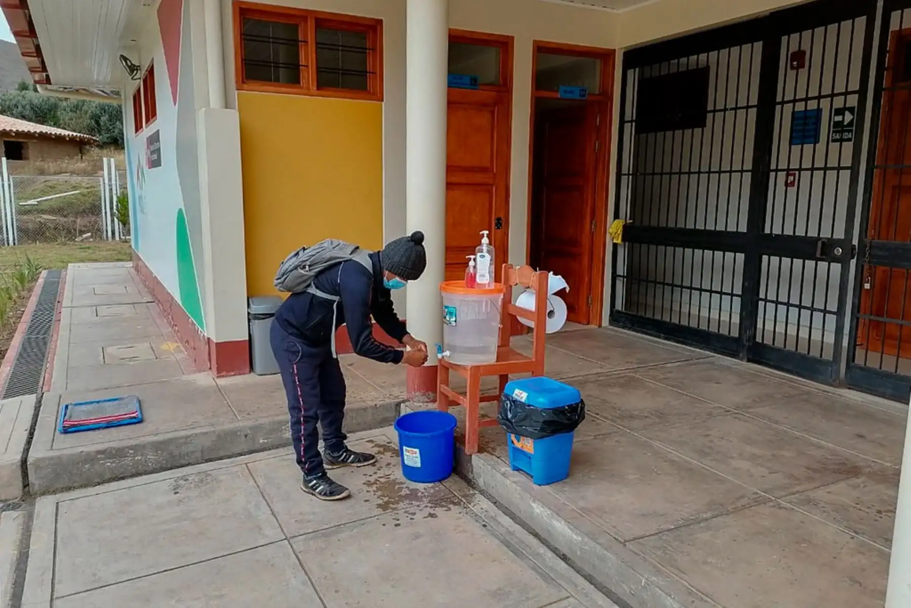 En la provincia cusqueña de Calca, él y otros estudiantes pueden ingresar a sus cursos desde el Tambo Pampallacta, espacio seguro gestionado por el Programa Nacional PAIS, del Ministerio de Desarrollo e Inclusión Social (Midis), para continuar con sus estudios. Foto: ANDINA/Midis