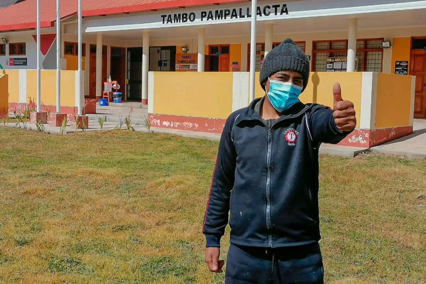 Juan Chipa Ylla, de 22 años, decidió convertirse en técnico en mecánica automotriz, sin embargo, durante la emergencia sanitaria sus clases se volvieron virtuales y tuvo que encontrar una manera de acceder a ellas para lograr su sueño. Ahora, junto a otros estudiantes, puede continuar con sus estudios desde el Tambo Pampallacta, gestionado por el Programa Nacional PAIS del MIDIS. Foto: ANDINA/Midis