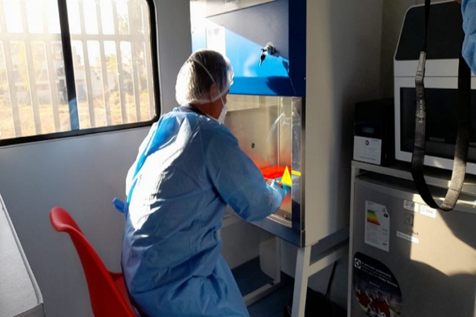 Con el apoyo del laboratorio móvil, en Arequipa se procesaría diariamente un total de 500 pruebas moleculares, dado que el Laboratorio de Referencia Regional tiene una capacidad para procesar 300 muestras por día y la unidad móvil 200 análisis.