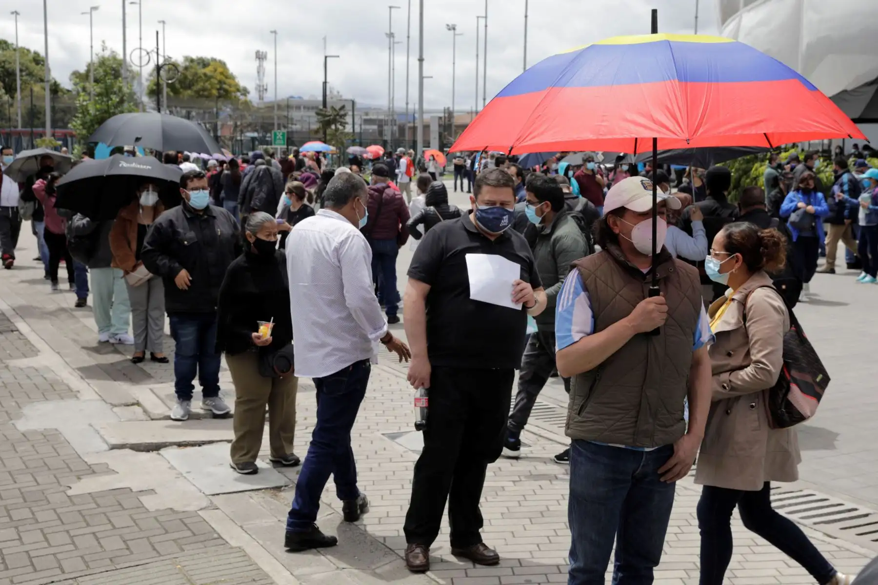 Personas hacen fila para vacunarse contra la covid-19, en Bogotá . Con más de 17.000 muertes reportadas culmina este miércoles junio, el mes más devastador de la pandemia para Colombia.
Foto: EFE