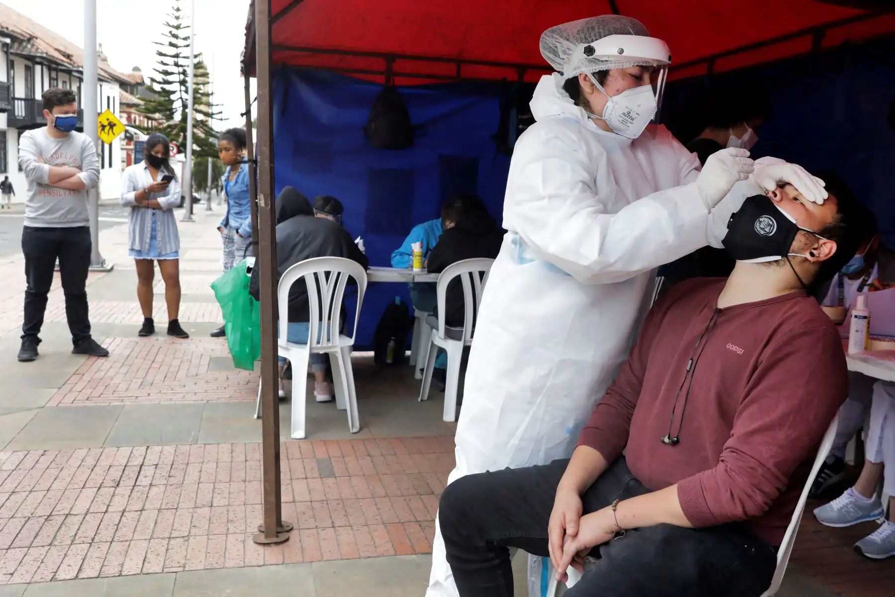 Un hombre se somete  a una prueba de covid-19, en Bogotá . Con más de 17.000 muertes reportadas culmina este miércoles junio, el mes más devastador de la pandemia para Colombia y en el que solo los avances de la vacunación abren un halo de esperanza ante la virulencia de la covid-19.
Foto: EFE