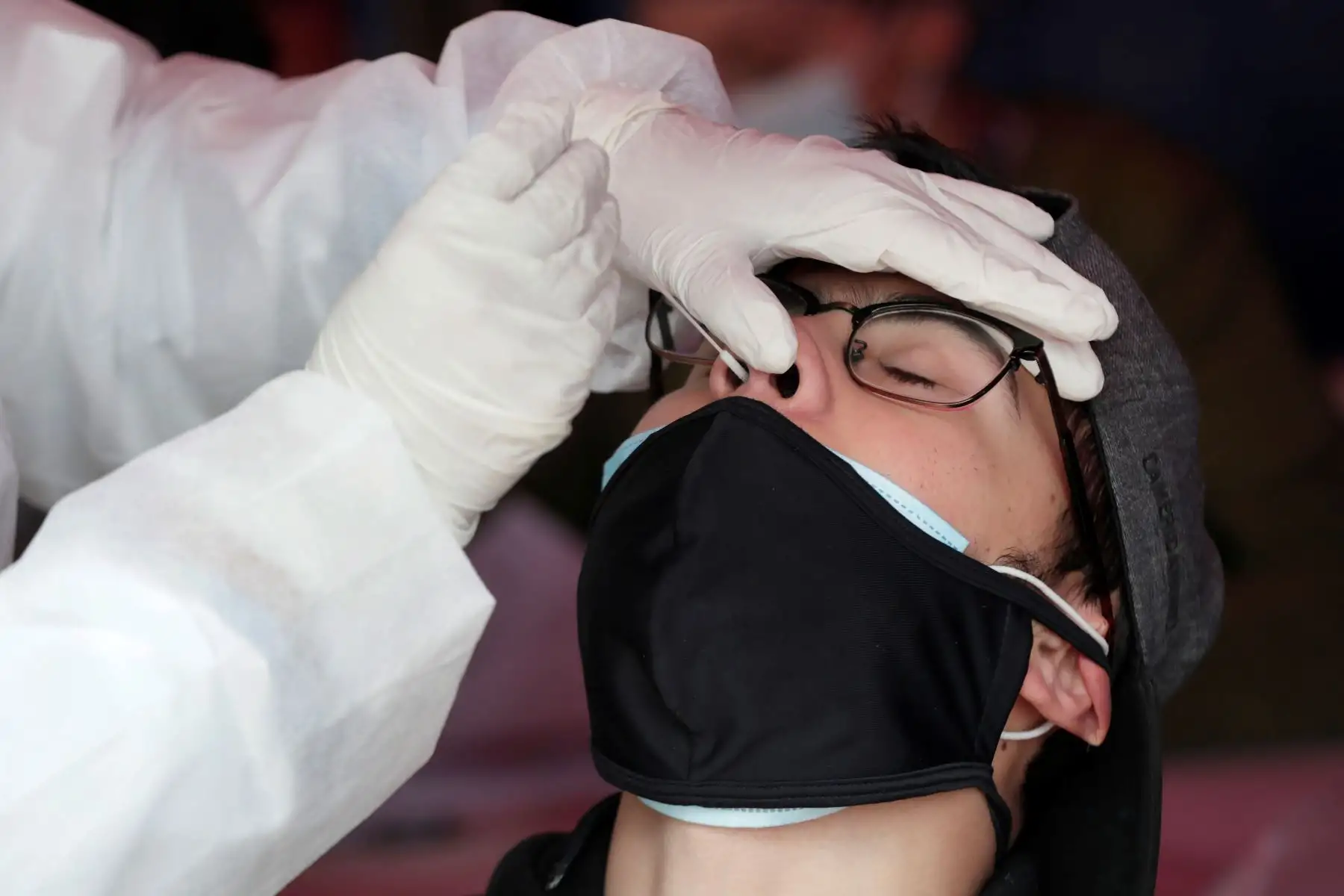 Un hombre se somete a una prueba de covid-19, en Bogotá . Con más de 17.000 muertes reportadas culmina este miércoles junio, el mes más devastador de la pandemia para Colombia y en el que solo los avances de la vacunación abren un halo de esperanza ante la virulencia de la covid-19.
Foto: EFE