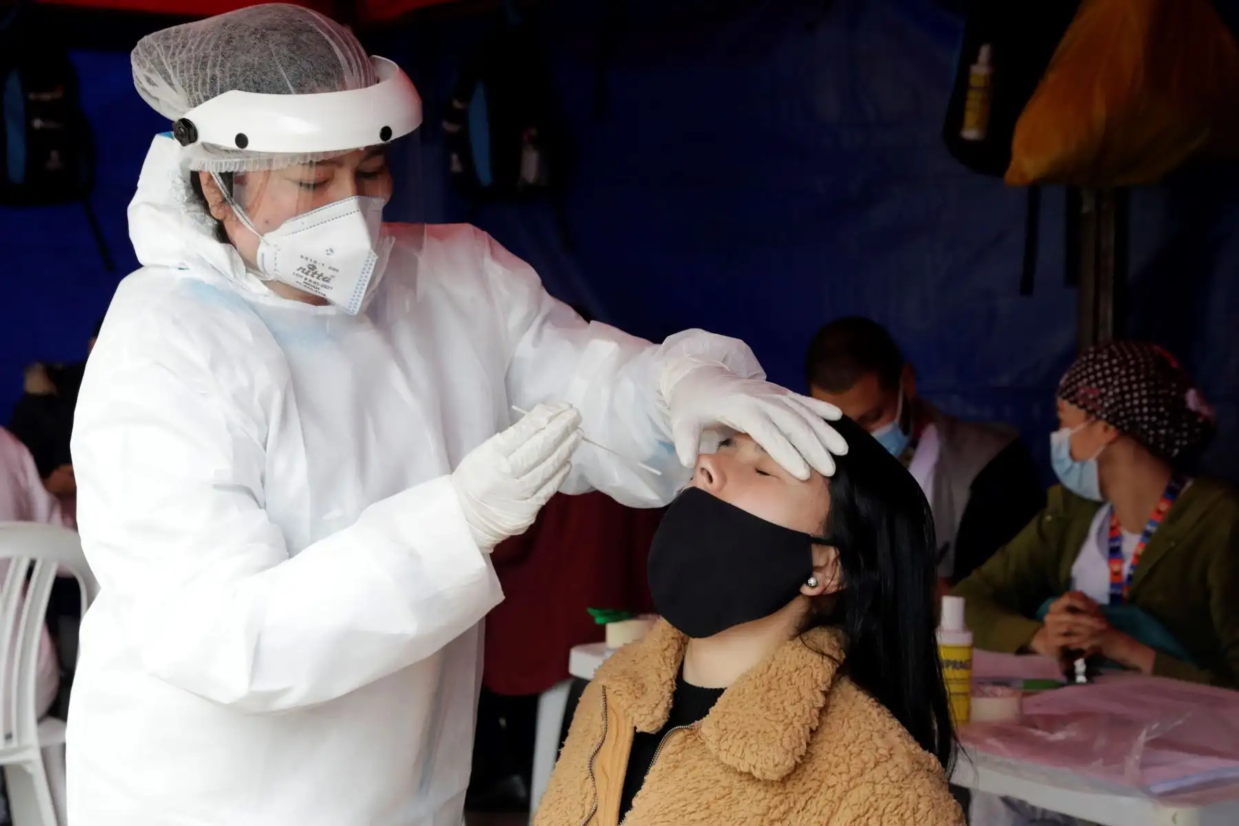 Una mujer se somete  una prueba de covid-19, en Bogotá . Con más de 17.000 muertes reportadas culmina este miércoles junio, el mes más devastador de la pandemia para Colombia y en el que solo los avances de la vacunación abren un halo de esperanza ante la virulencia de la covid-19.
Foto: EFE