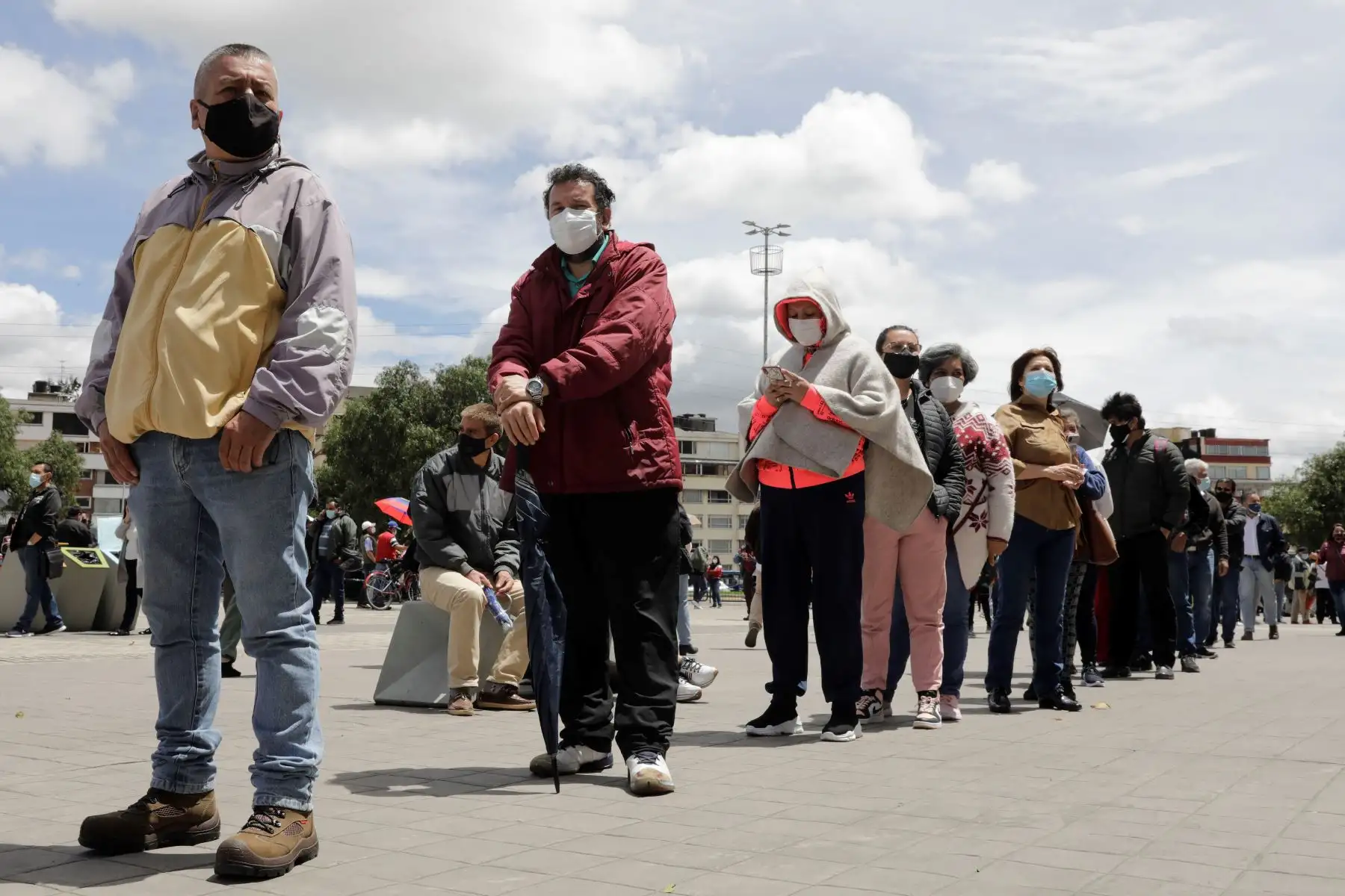 Personas hacen  fila para vacunarse contra la covid-19, en Bogotá . Con más de 17.000 muertes reportadas culmina este miércoles junio, el mes más devastador de la pandemia para Colombia y en el que solo los avances de la vacunación abren un halo de esperanza ante la virulencia de la covid-19.
Foto: EFE