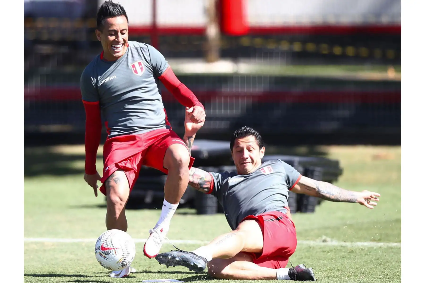 Christian Cueva y  Gianluca Lapadula, entrenan por tercer día en Goiania, para enfrentar a Paraguay por los cuartos de final de la Copa América. Foto: ANDINA/FPF