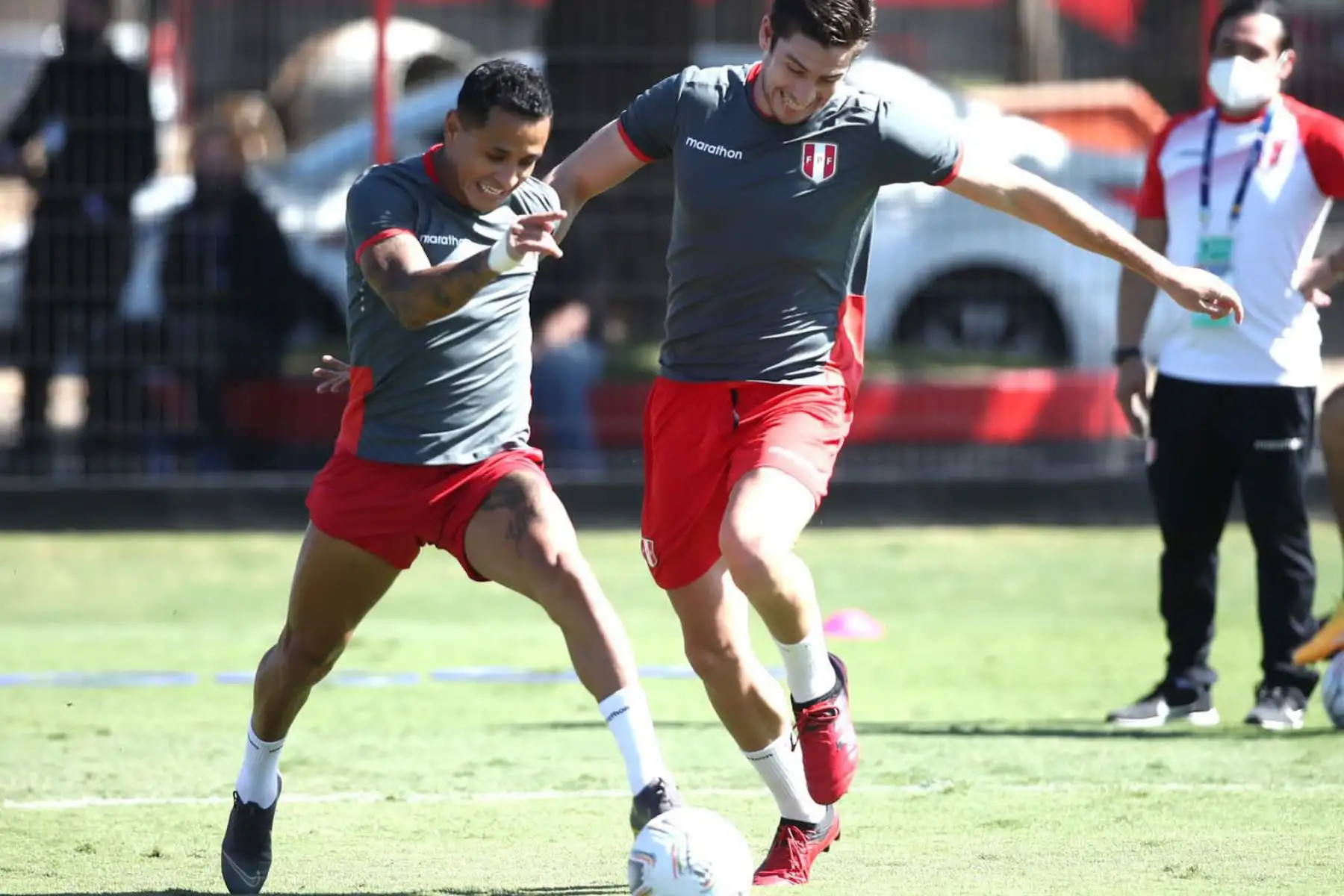 Yoshimar Yotún y Santiago Ormeño, disputan la pelota durante el entrenamiento de la Selección Peruana  en Goiania y quedó lista para enfrentar a Paraguay por los cuartos de final de la Copa América. Foto: ANDINA/FPF