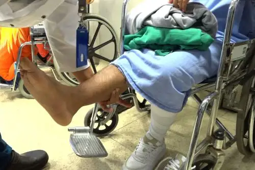 Especialistas del Hospital Luis Negreiros de la Red Sabogal son pioneros y los únicos en el sector público en la práctica de esta compleja cirugía que se usa en la medicina deportiva. Foto: ANDINA/Difusión.