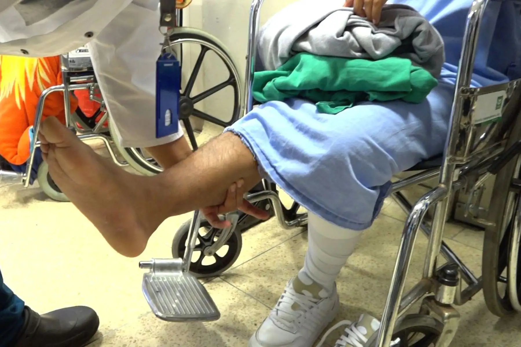Especialistas del Hospital Luis Negreiros de la Red Sabogal son pioneros y los únicos en el sector público en la práctica de esta compleja cirugía que se usa en la medicina deportiva. Foto: ANDINA/Difusión.