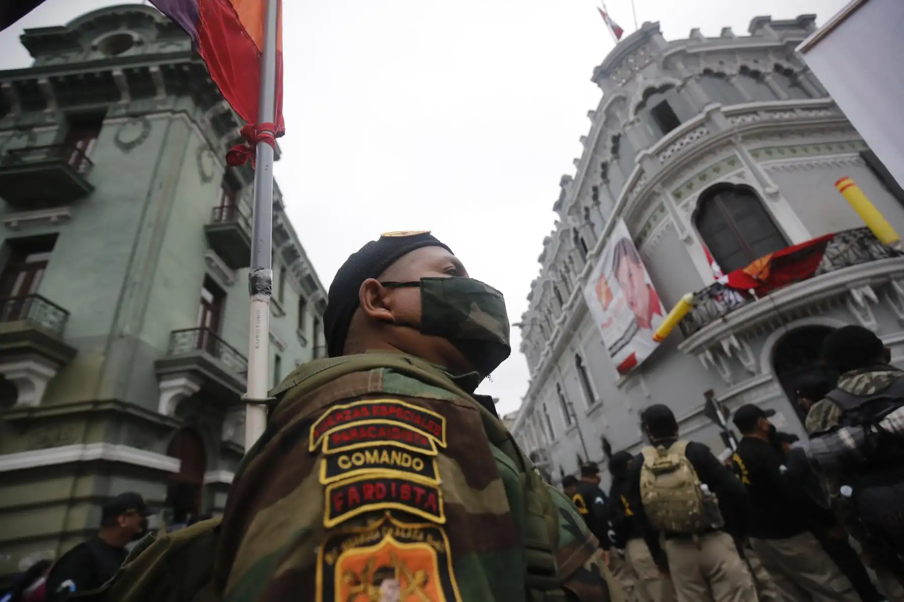 Un grupo de licenciados del Ejército que llegó a su local de paseo Colón.
Foto:ANDINA/Juan Carlos Guzmán