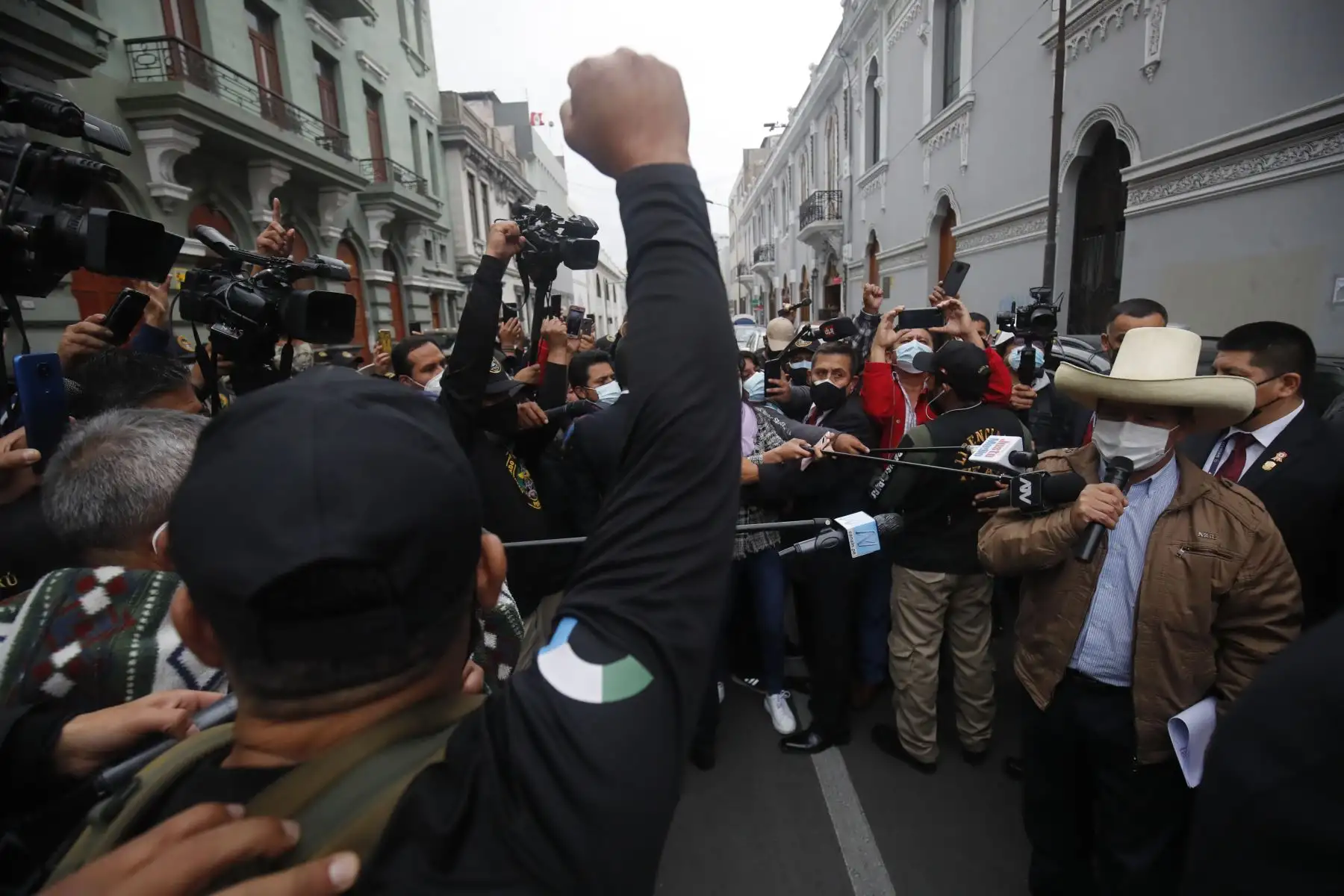 El candidato presidencial Pedro Castillo, declara a la prensa y dialoga con un grupo de licenciados del Ejército que llegó al local de Perú Libre en paseo Colón. Foto :ANDINA /Juan Carlos Guzmán