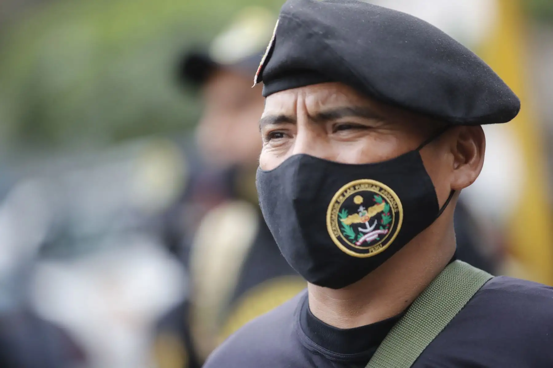 El candidato presidencial Pedro Castillo, declara a la prensa y dialoga con un grupo de licenciados del Ejército que llegó al local de Perú Libre en paseo Colón. Foto :ANDINA /Juan Carlos Guzmán