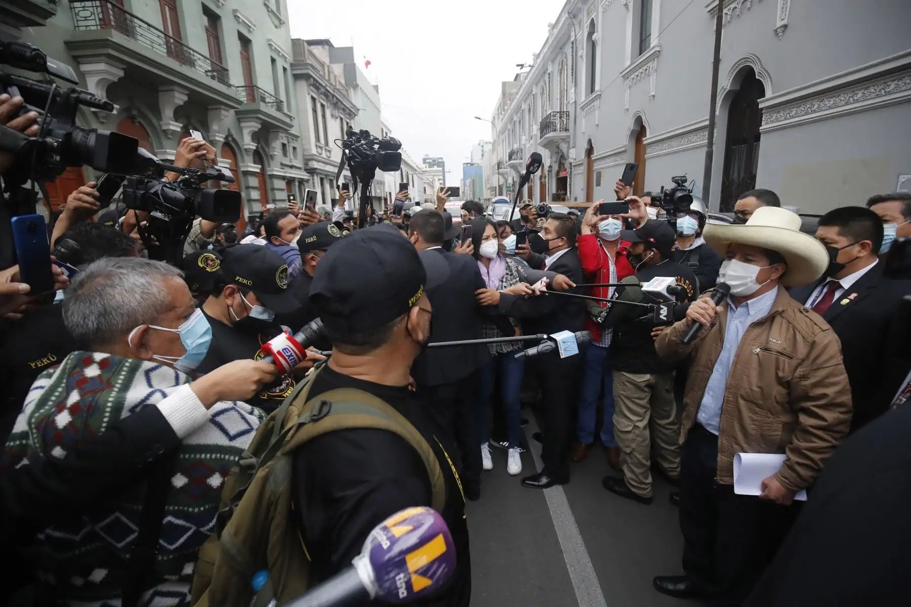 El candidato presidencial Pedro Castillo, declara a la prensa y dialoga con un grupo de licenciados del Ejército que llegó al local de Perú Libre en paseo Colón. Foto :ANDINA /Juan Carlos Guzmán