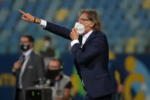 Gareca dijo que el defensor Alexander Callens está sentido, pero que llegará con lo justo; aunque insinuó que no jugaría de titular. Foto: AFP.