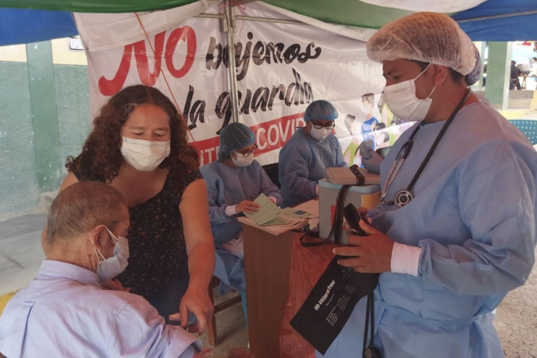 Piura: ciudadano de más 100 años fue vacunado en distrito de Pacaipampa. Foto: Jhon Montero