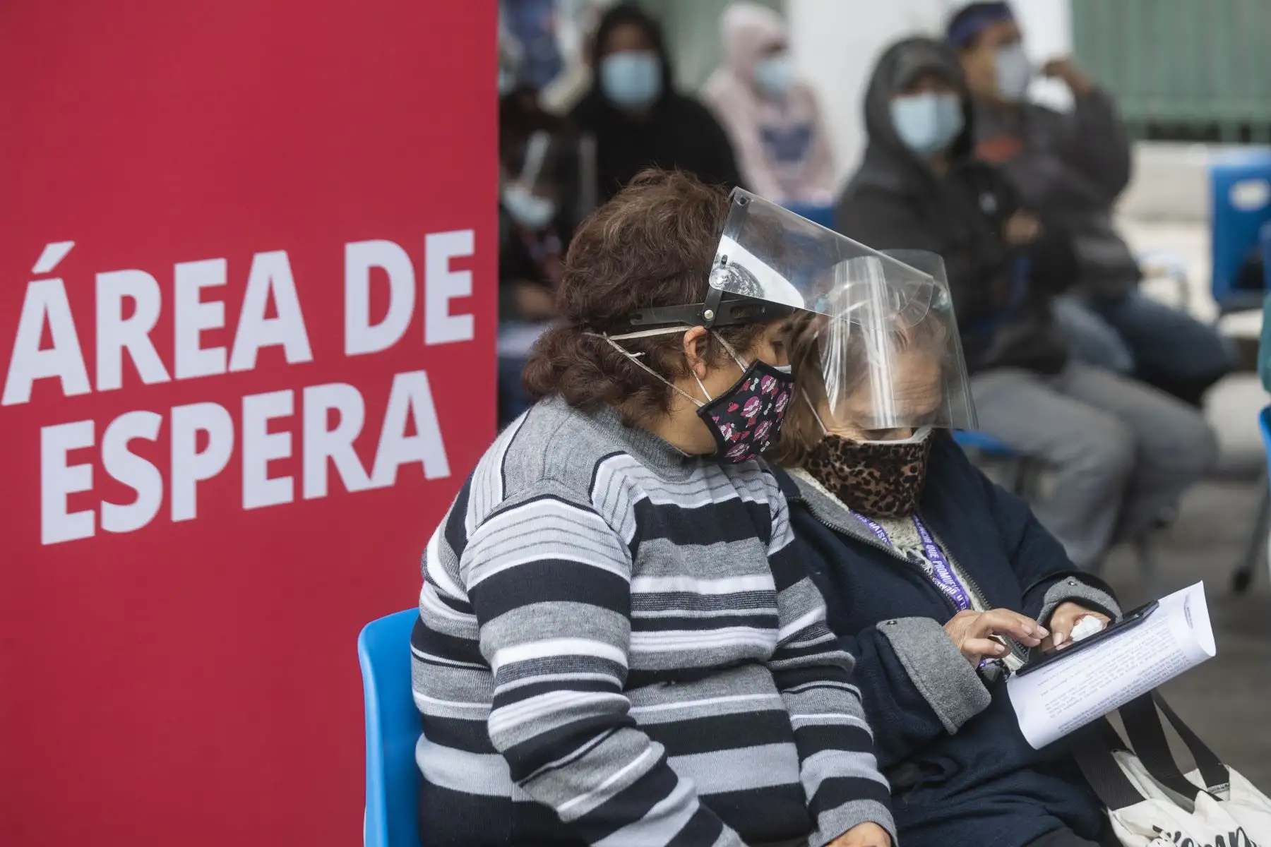 Ministerio de Salud y Legado organizan la vacunación de adultos mayores de 50 años en el Campo de Marte. La atención es de 7:00 a.m. hasta las 4:00 p.m. Foto: ANDINA/Carla Patiño