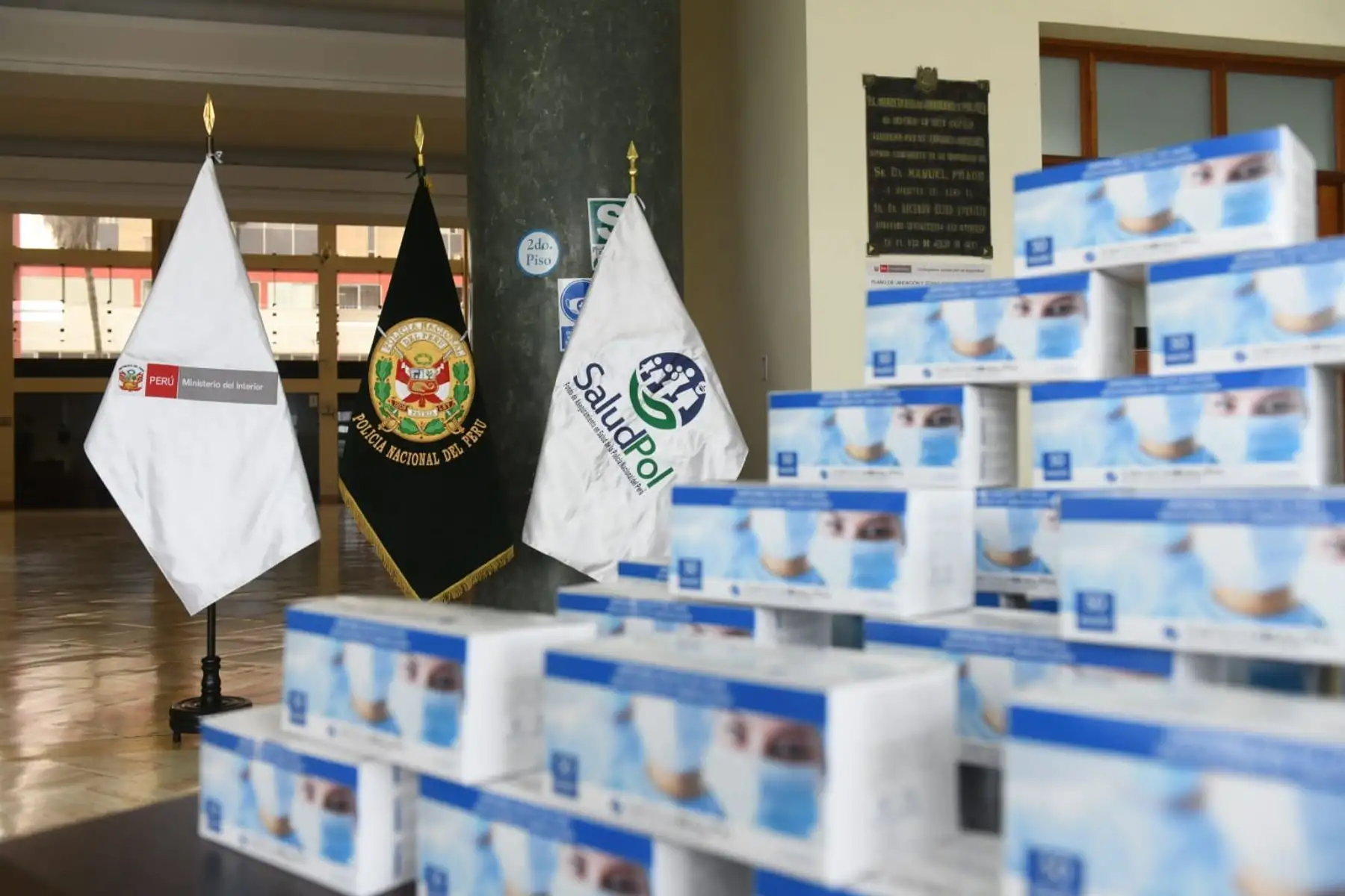 El ministro del Interior, José Elice, participa en la ceremonia de entrega de 250 000 mascarillas quirúrgicas a la Policía Nacional donadas con apoyo de la Embajada de Suiza en el Perú. Foto: ANDINA/Mininter