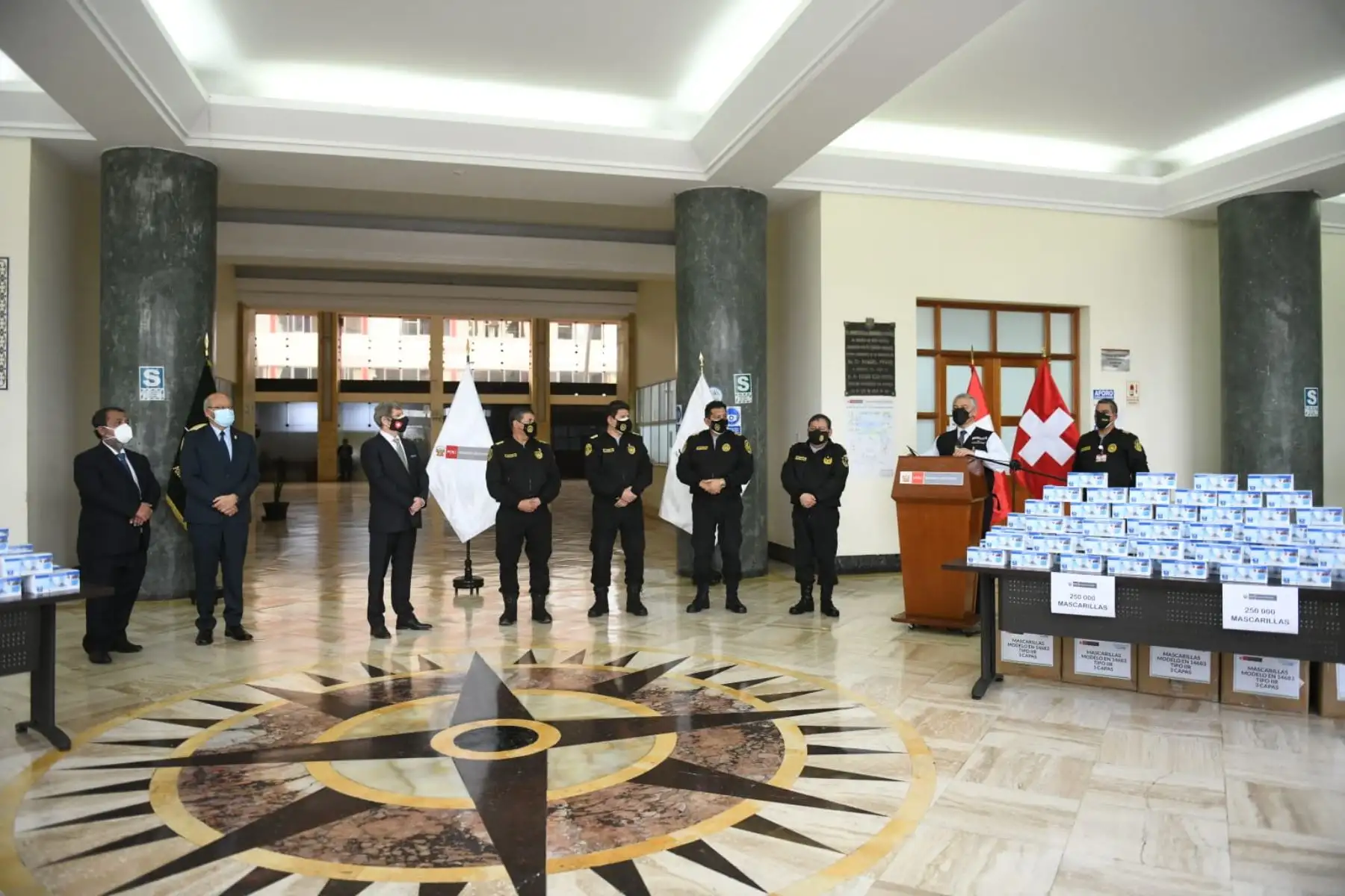 El ministro del Interior, José Elice, participa en la ceremonia de entrega de 250 000 mascarillas quirúrgicas a la Policía Nacional donadas con apoyo de la Embajada de Suiza en el Perú. Foto: ANDINA/Mininter