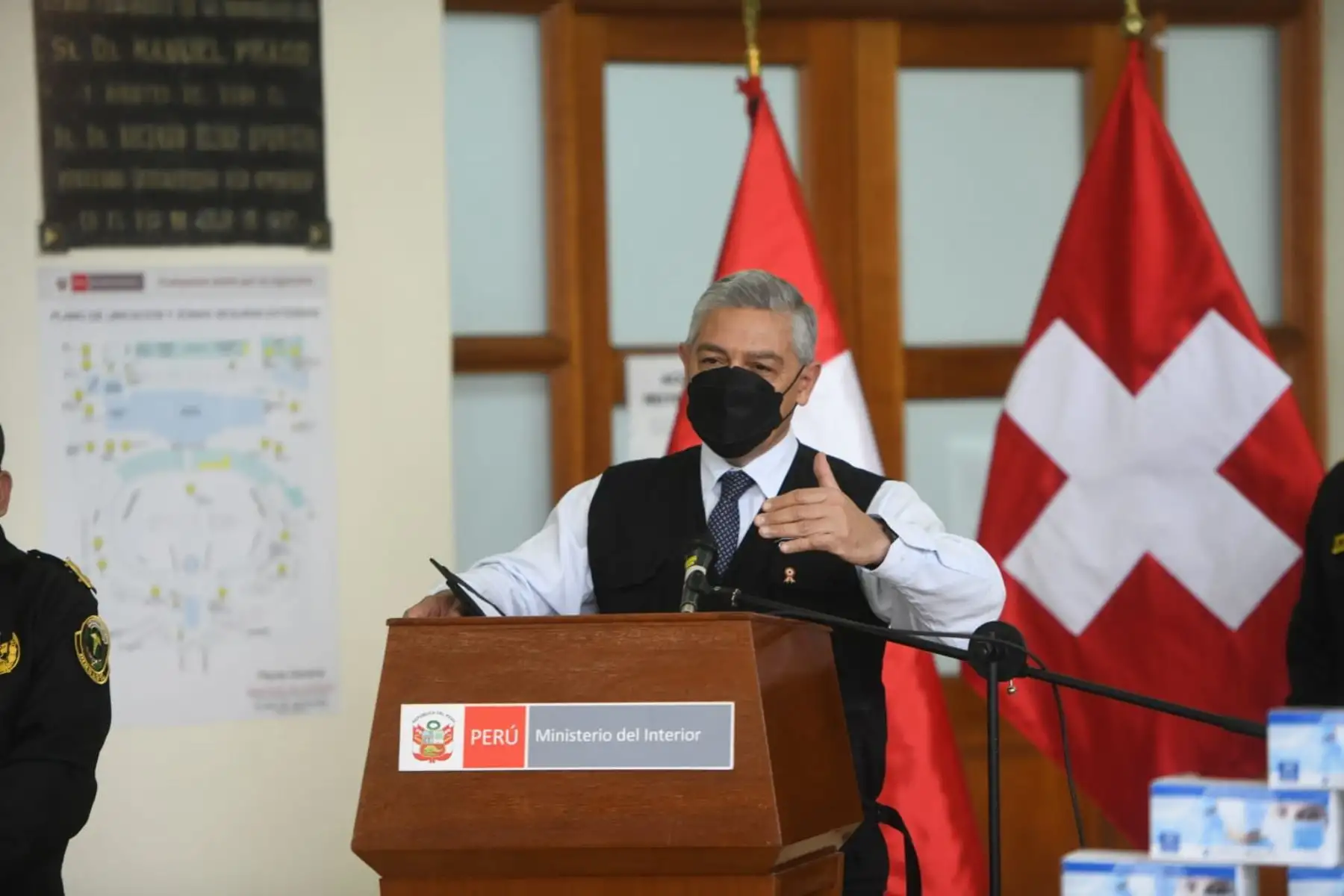 El ministro del Interior, José Elice, participa en la ceremonia de entrega de 250 000 mascarillas quirúrgicas a la Policía Nacional donadas con apoyo de la Embajada de Suiza en el Perú. Foto: ANDINA/Mininter