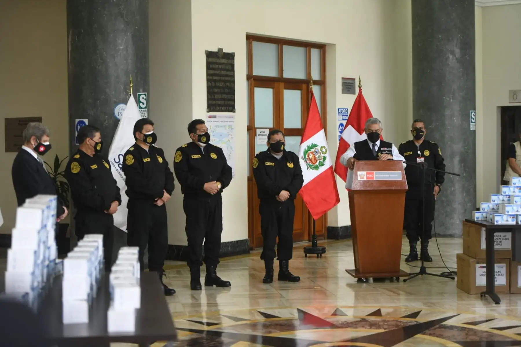 El ministro del Interior, José Elice, participa en la ceremonia de entrega de 250 000 mascarillas quirúrgicas a la Policía Nacional donadas con apoyo de la Embajada de Suiza en el Perú. Foto: ANDINA/Mininter
