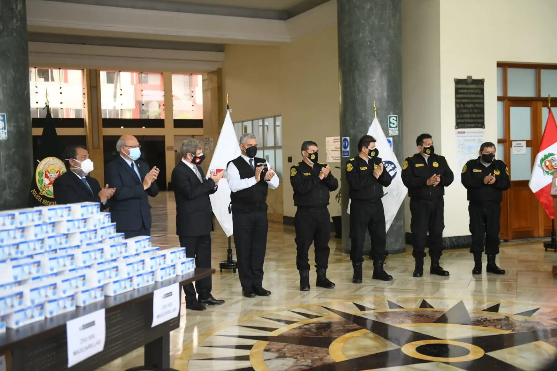 El ministro del Interior, José Elice, participa en la ceremonia de entrega de 250 000 mascarillas quirúrgicas a la Policía Nacional donadas con apoyo de la Embajada de Suiza en el Perú. Foto: ANDINA/Mininter