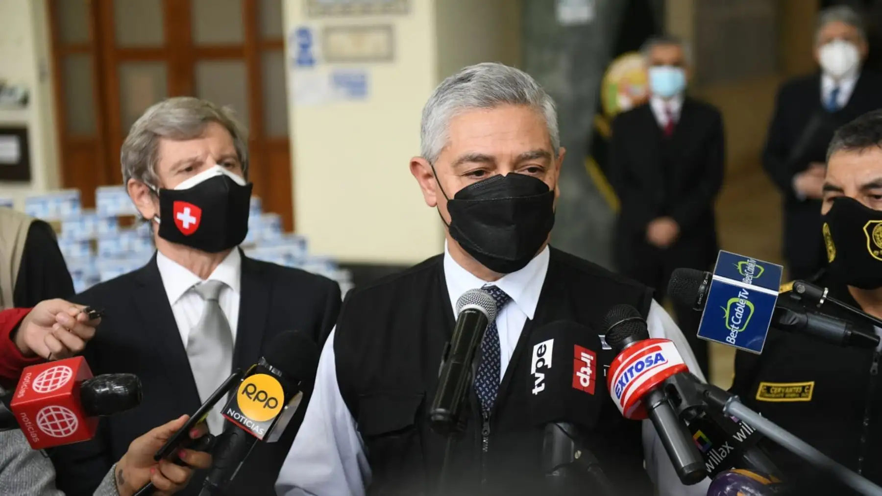El ministro del Interior, José Elice, participa en la ceremonia de entrega de 250 000 mascarillas quirúrgicas a la Policía Nacional donadas con apoyo de la Embajada de Suiza en el Perú. Foto: ANDINA/Mininter