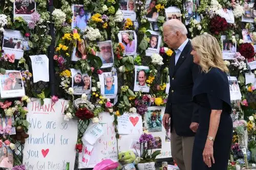 Jill Biden dejó un ramo de lirios blancos en la acera, y el presidente se santiguó antes de abandonar el lugar. Foto: AFP,